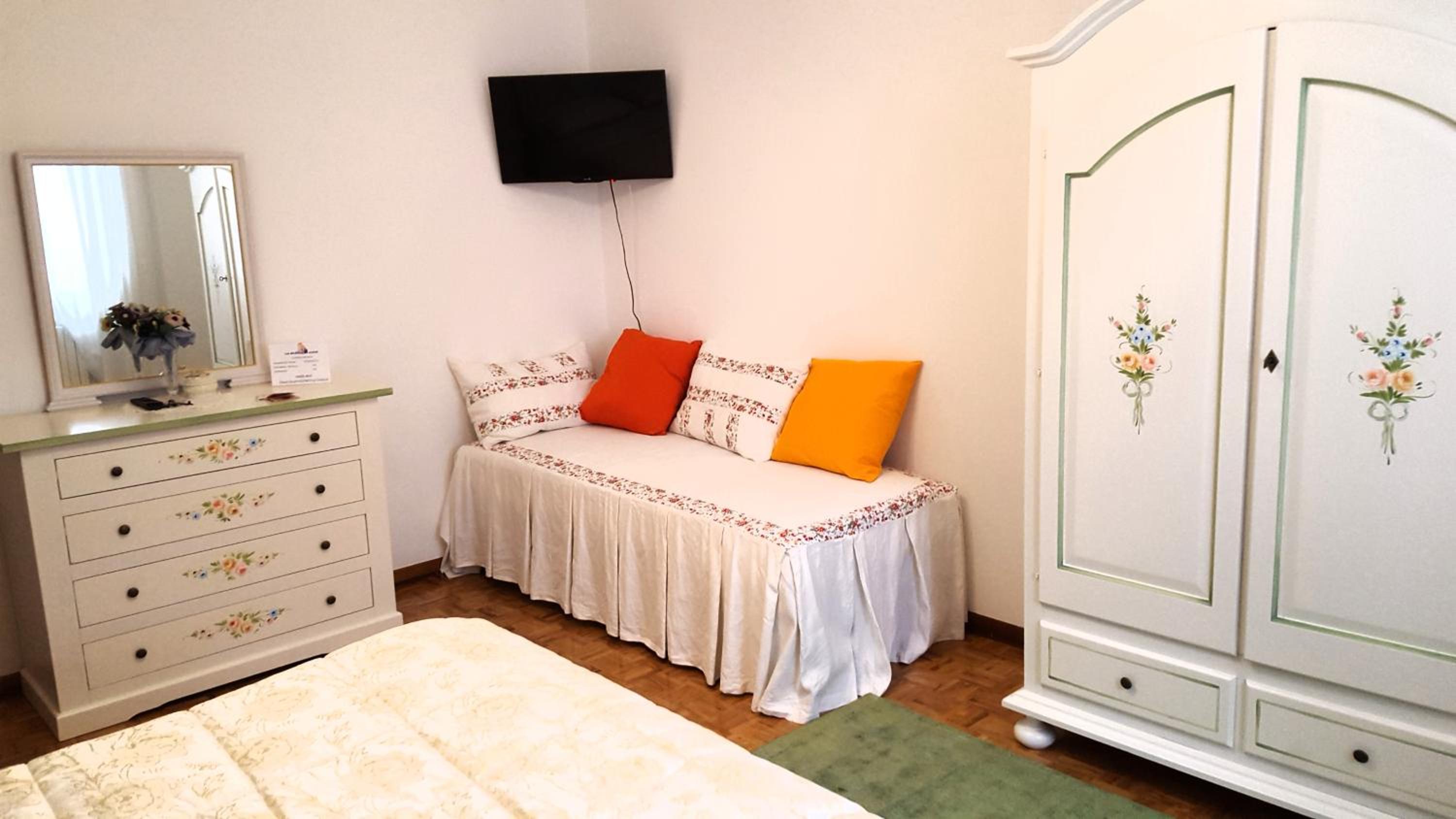 Double Room with Private Internal Bathroom - Photo 2