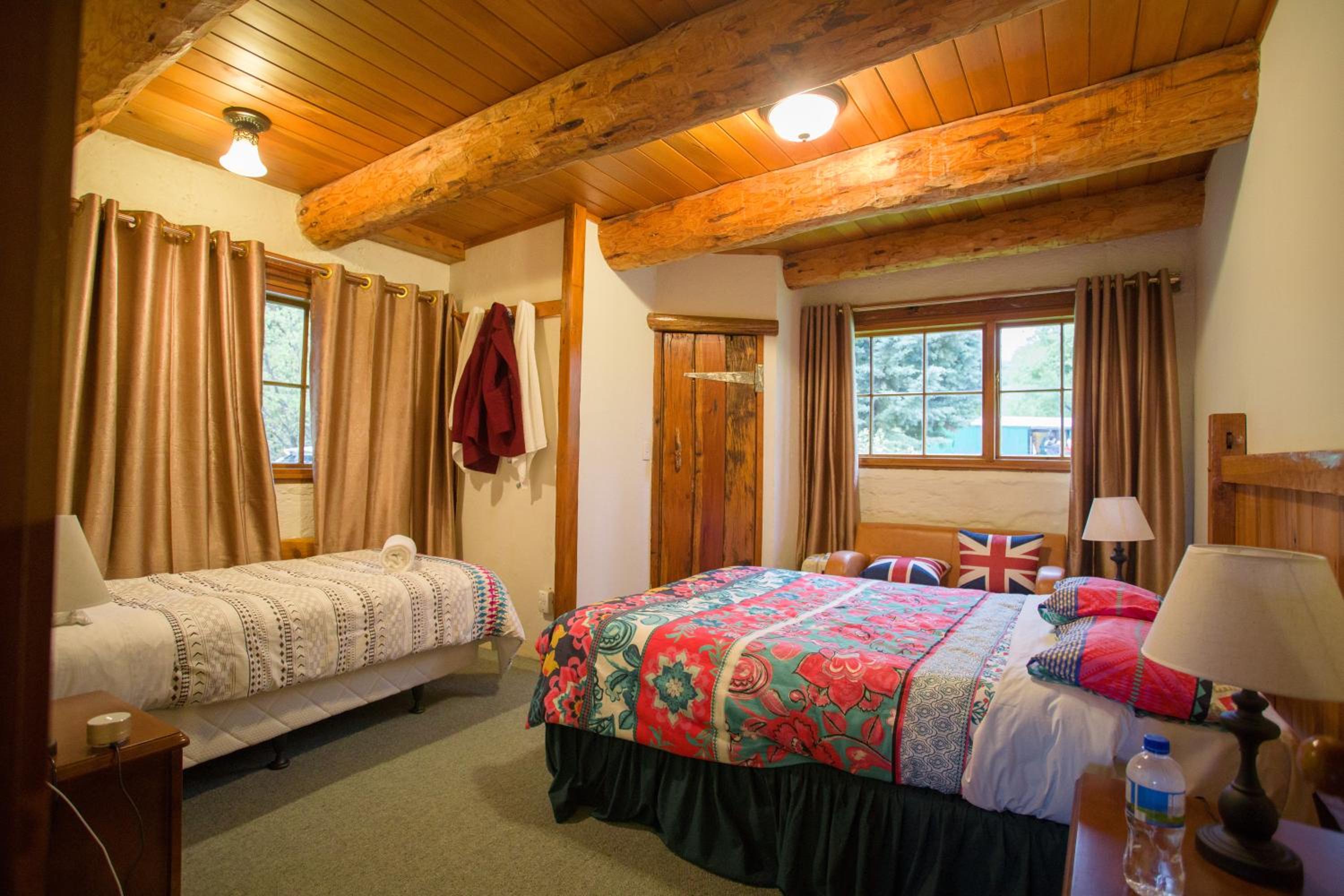 Five-Bedroom House - Photo 1