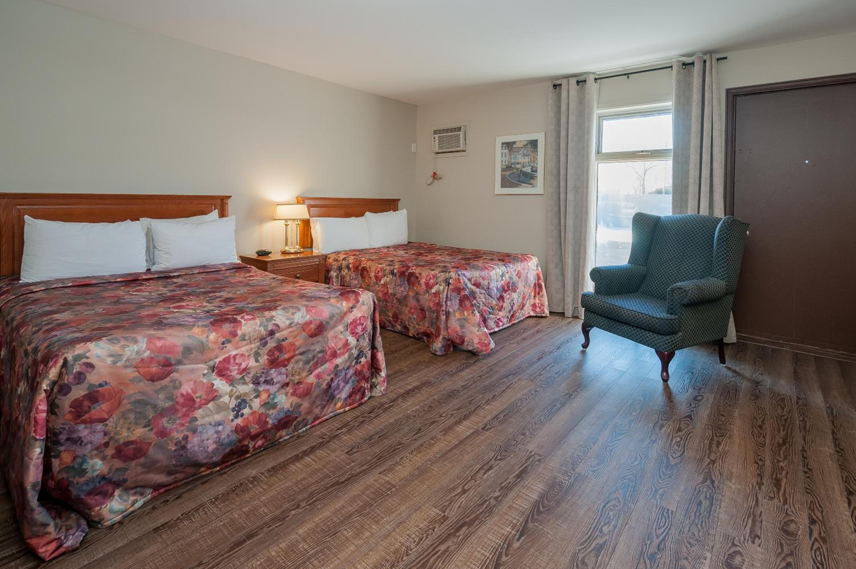 Economy Quadruple Room - Photo 3