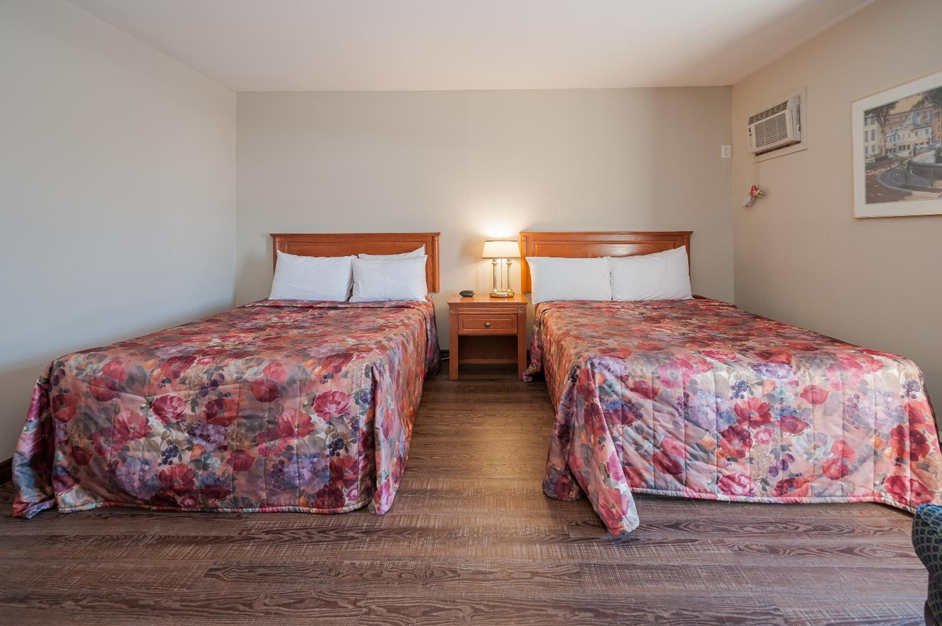 Economy Quadruple Room - Photo 4