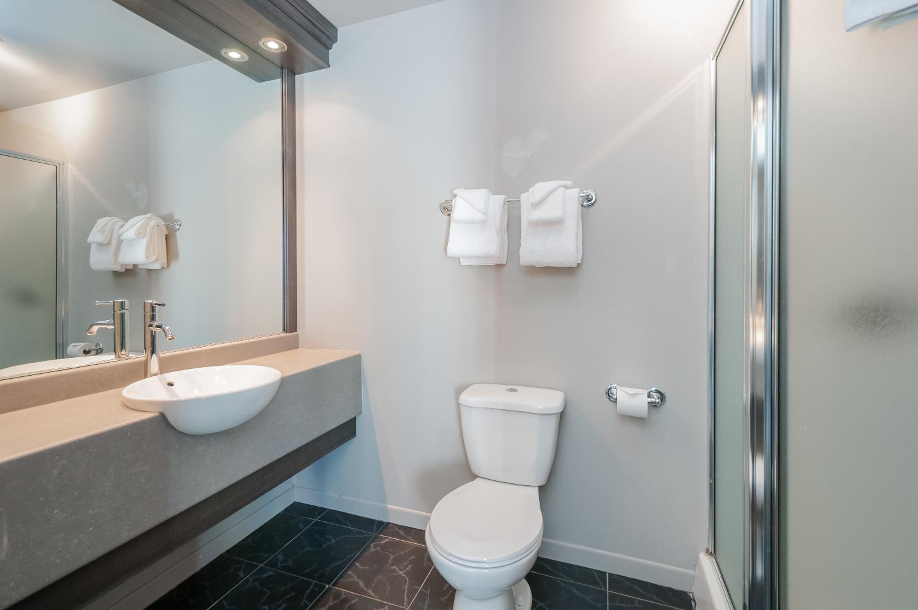 Queen Suite - Photo 4