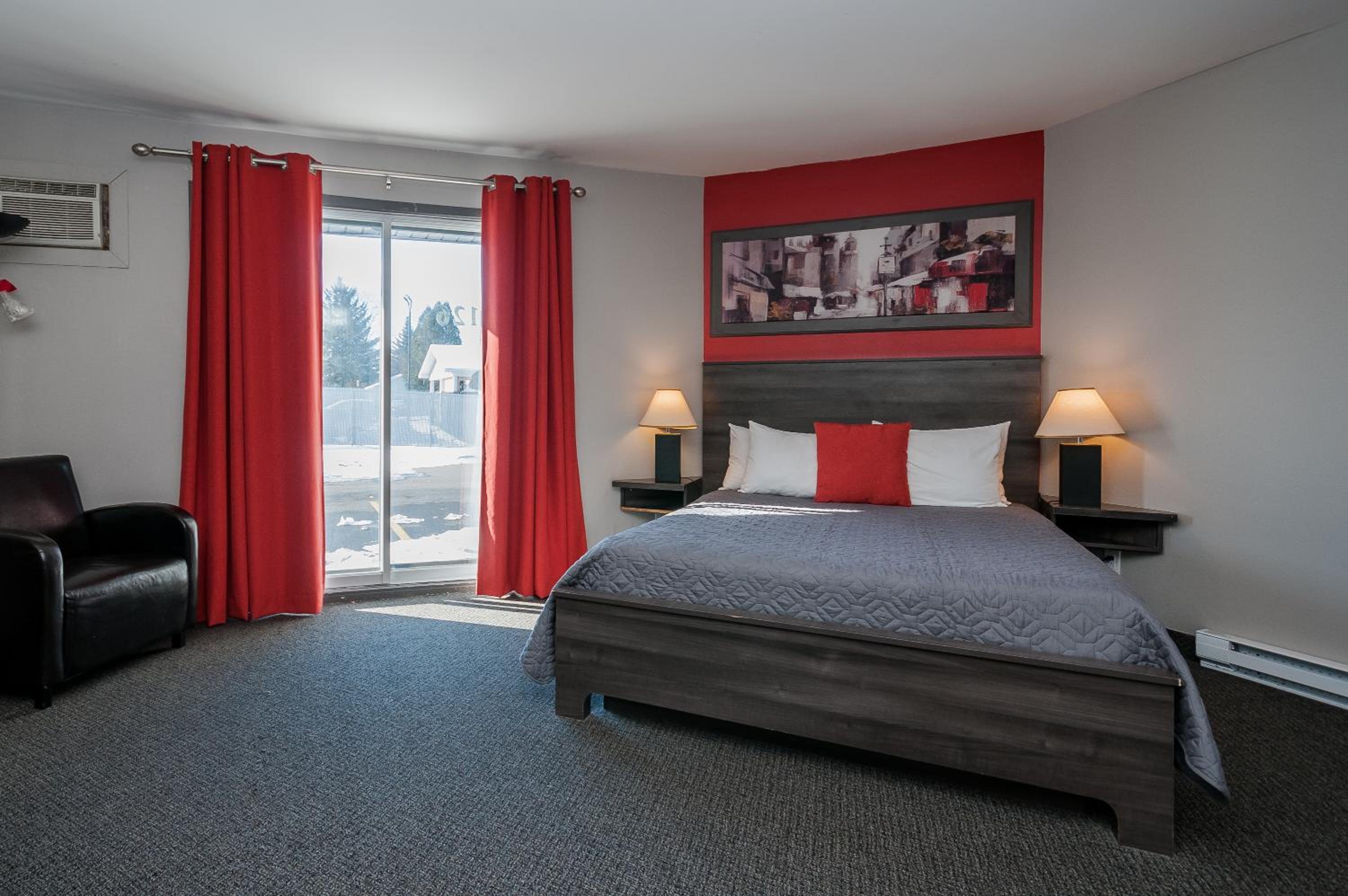 Queen Suite - Photo 1