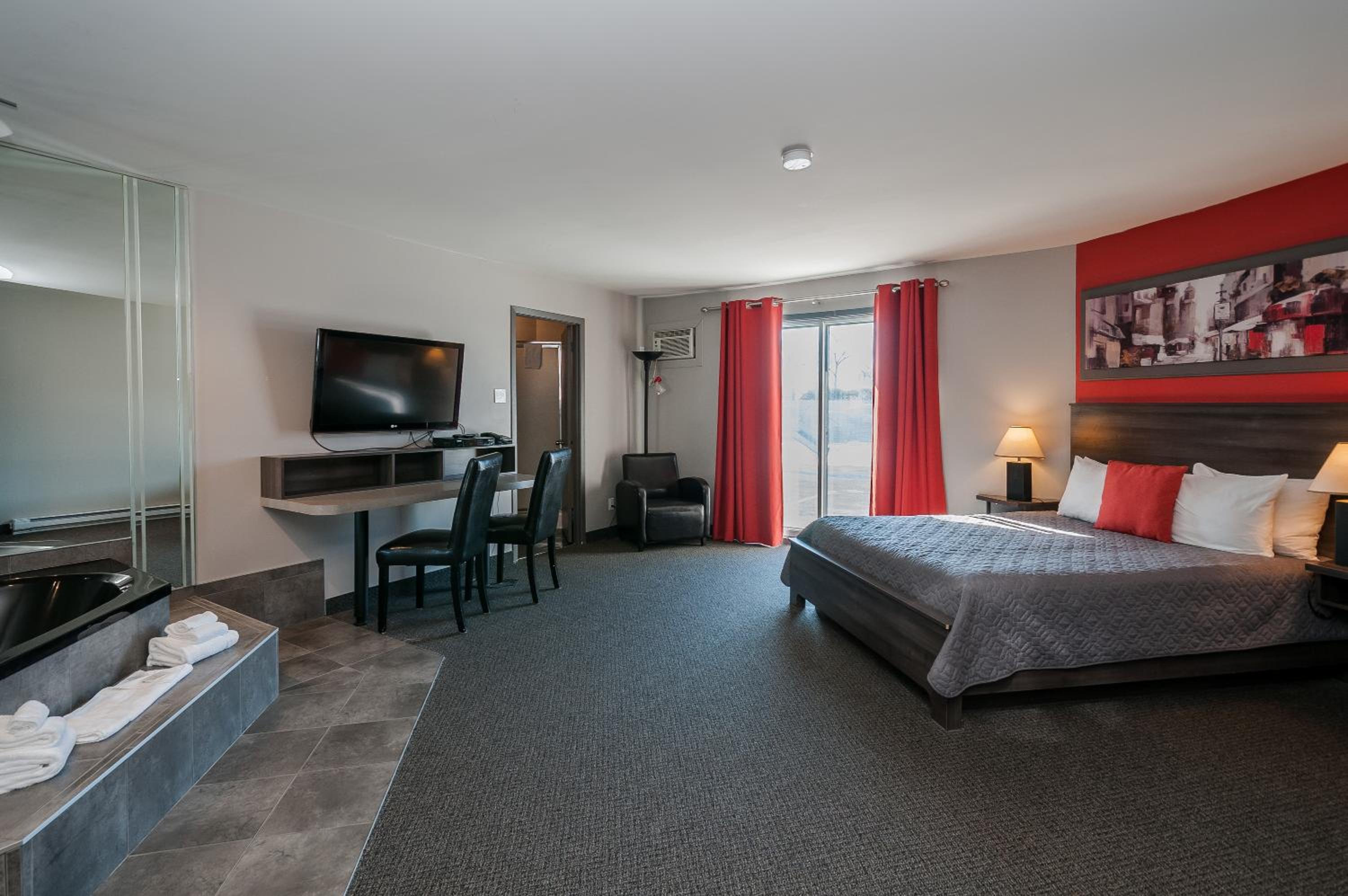 Queen Suite - Photo 3
