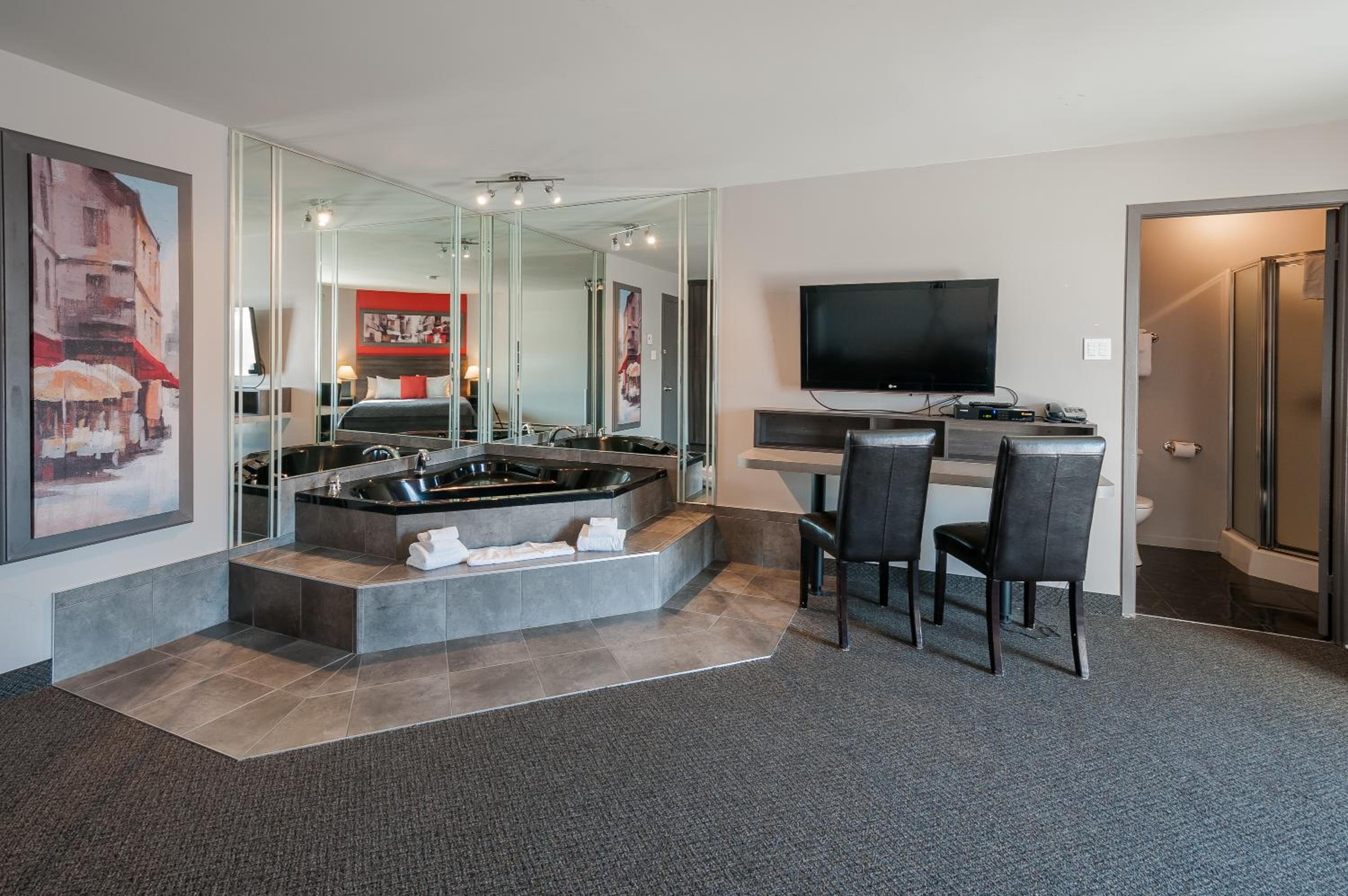Queen Suite - Photo 2