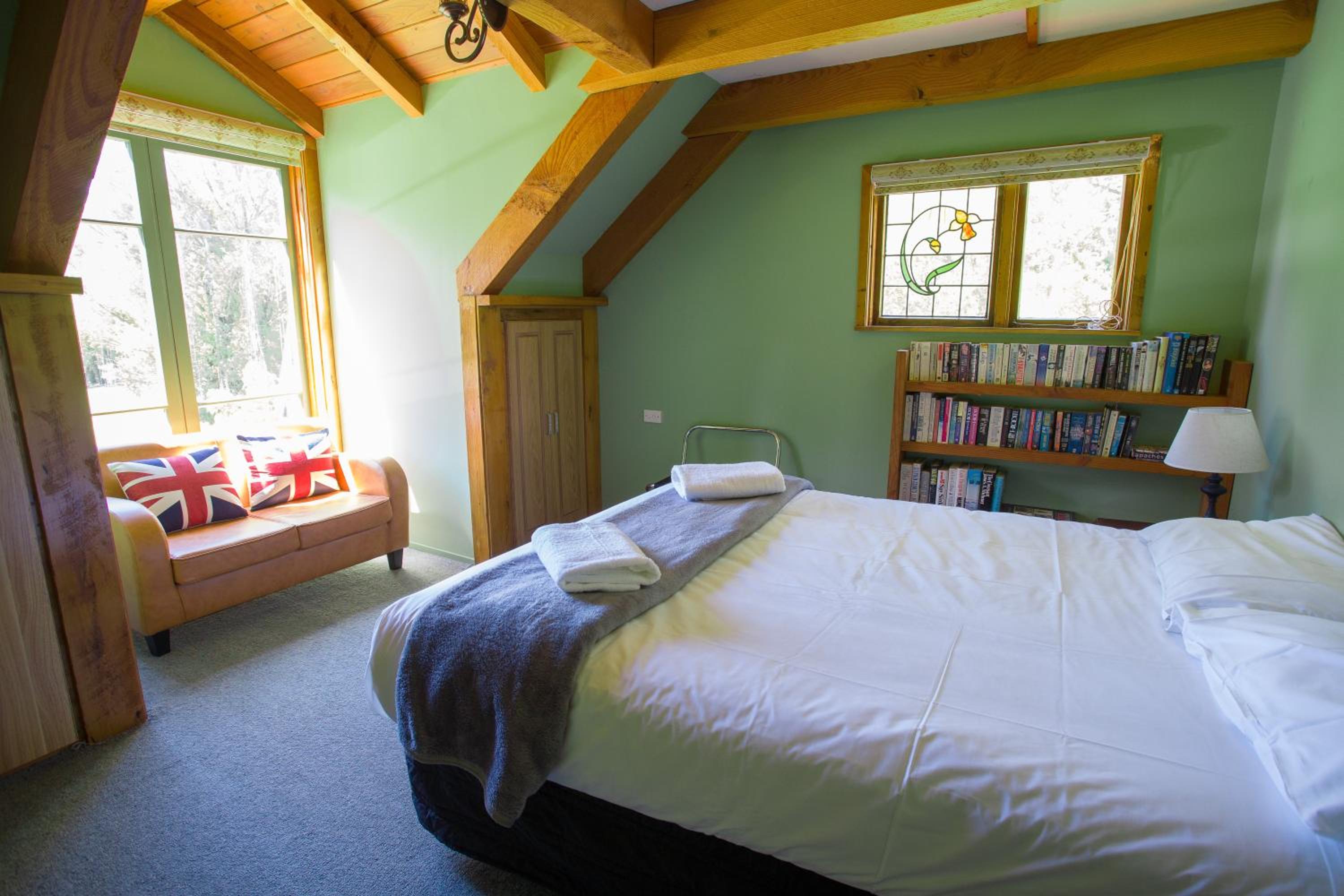 Five-Bedroom House - Photo 18