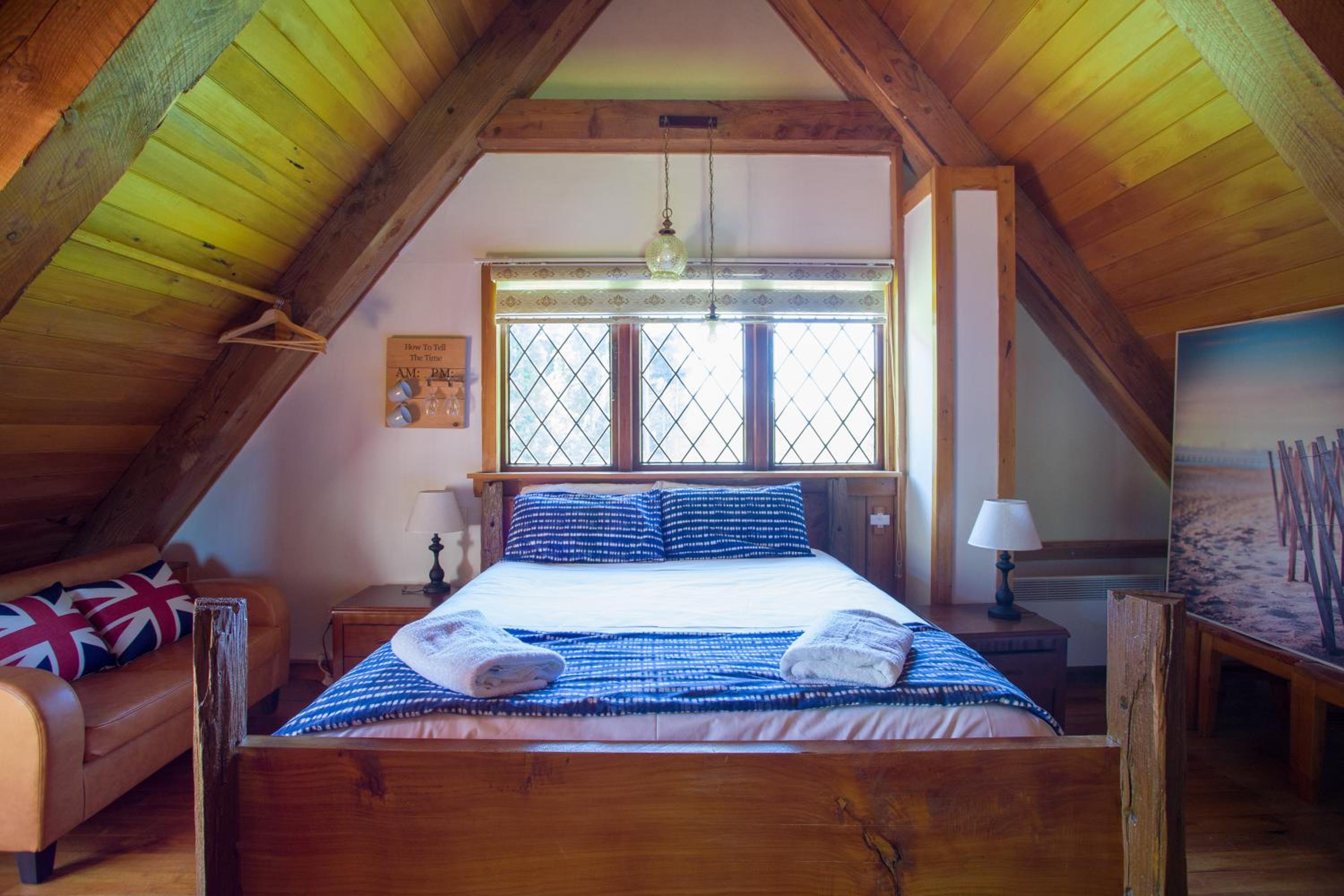 Five-Bedroom House - Photo 12