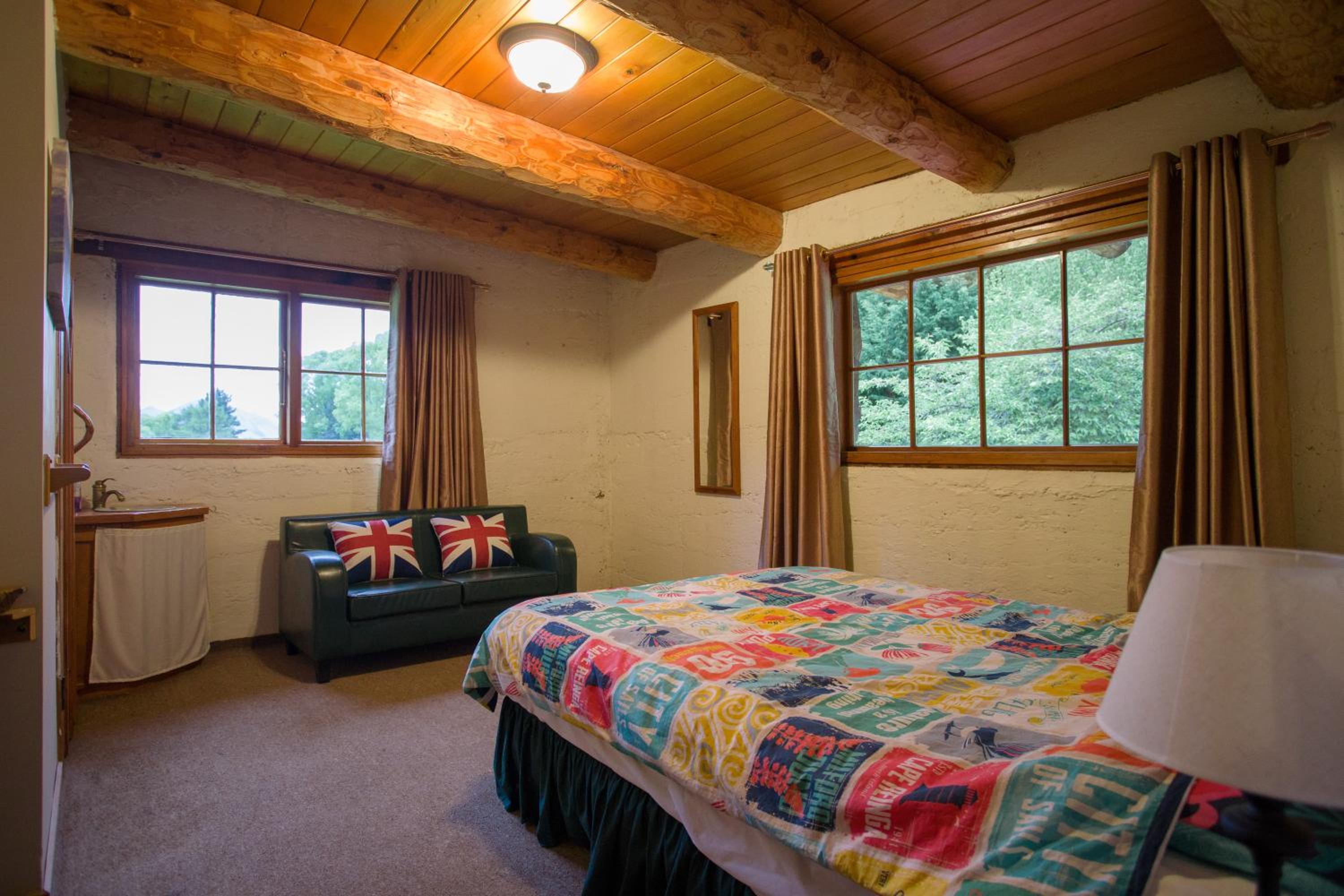Five-Bedroom House - Photo 10