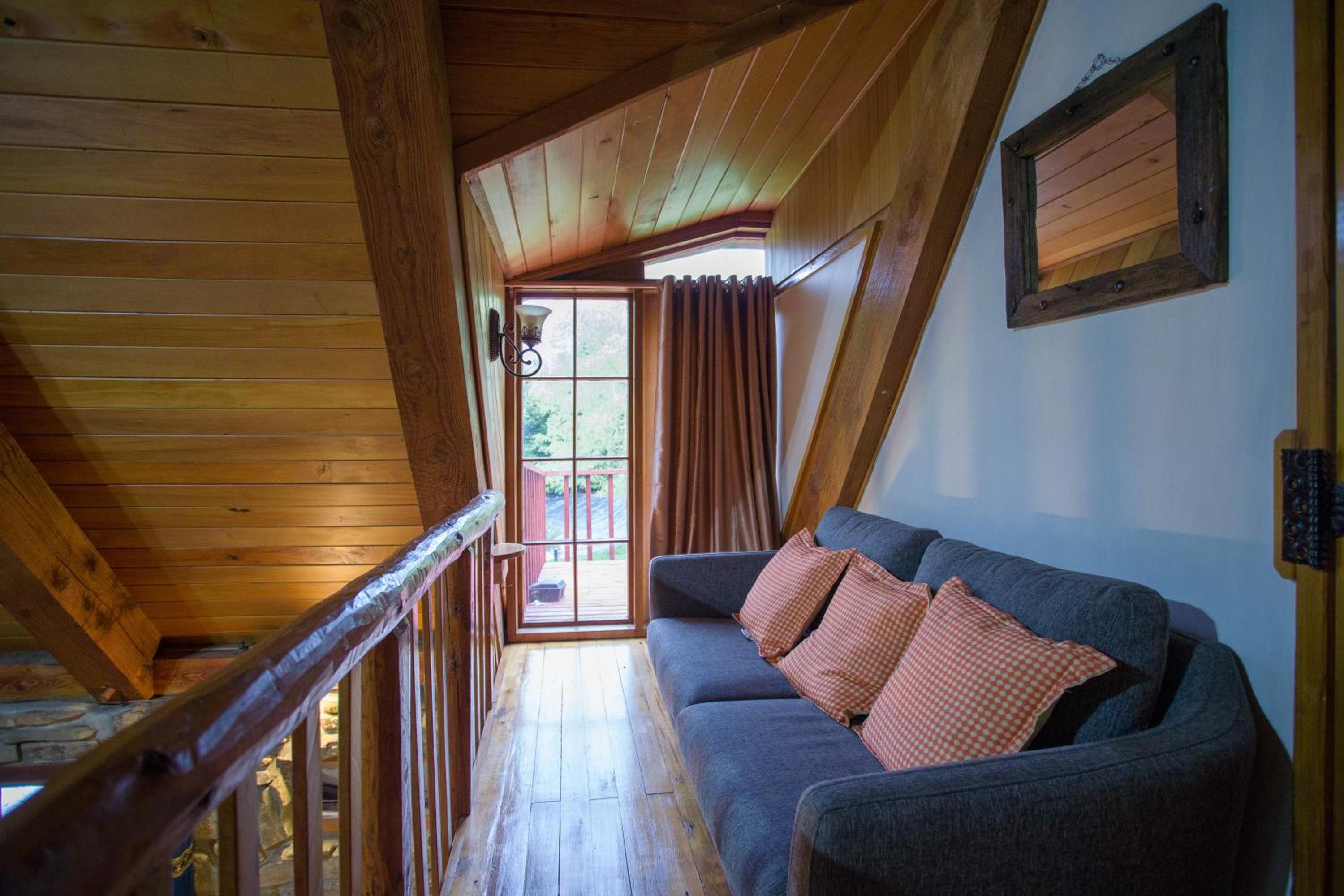 Five-Bedroom House - Photo 7