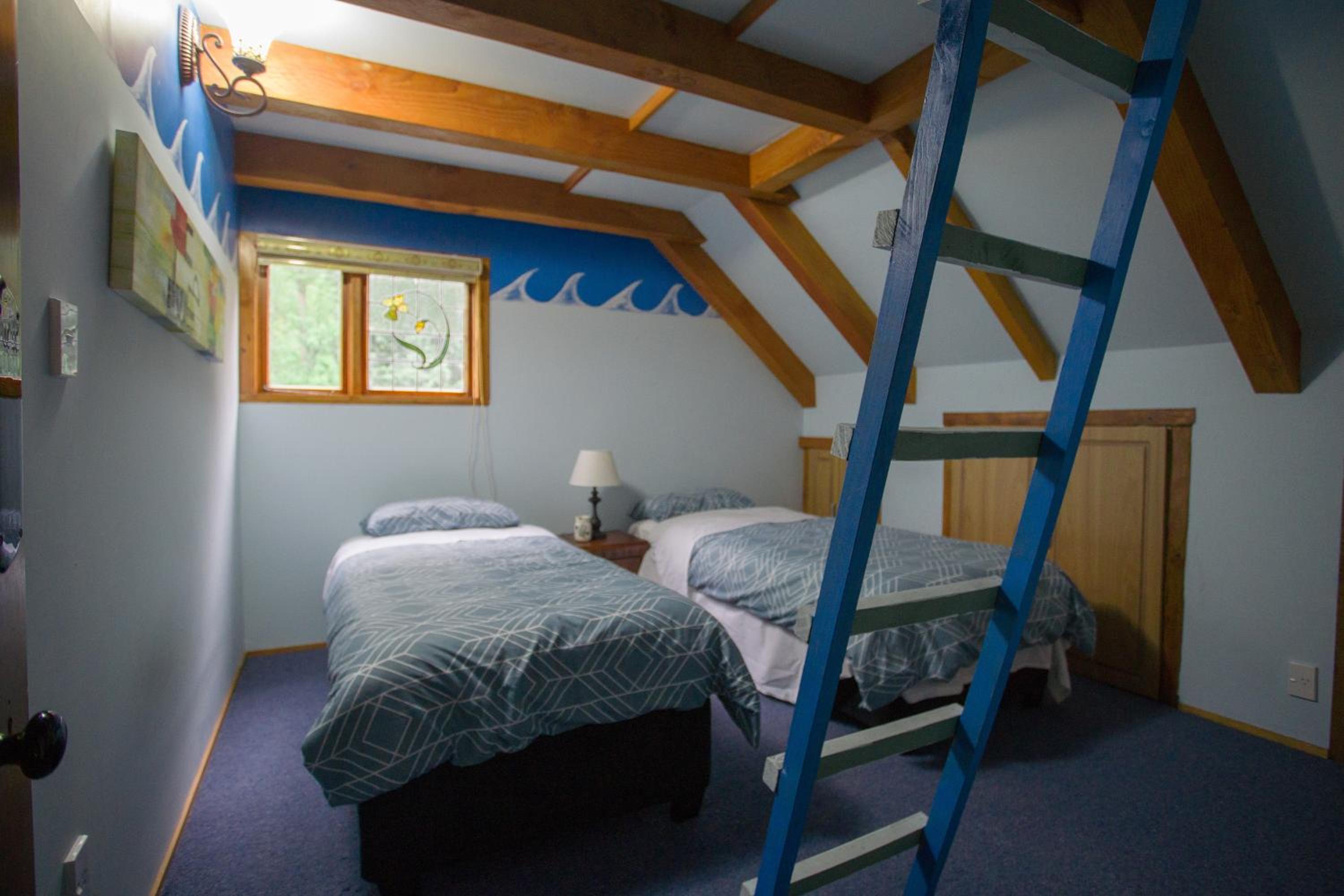 Five-Bedroom House - Photo 5