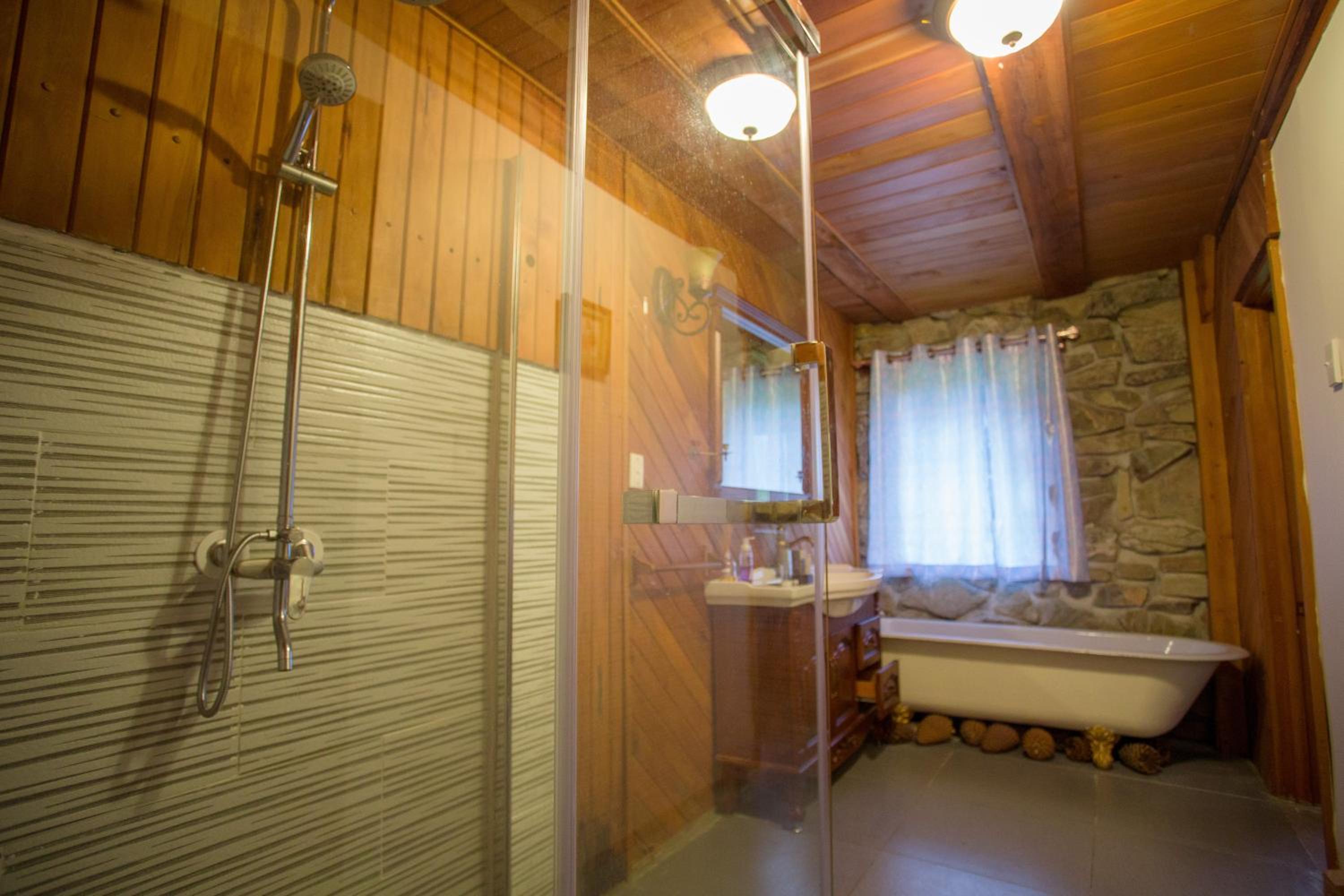 Five-Bedroom House - Photo 4