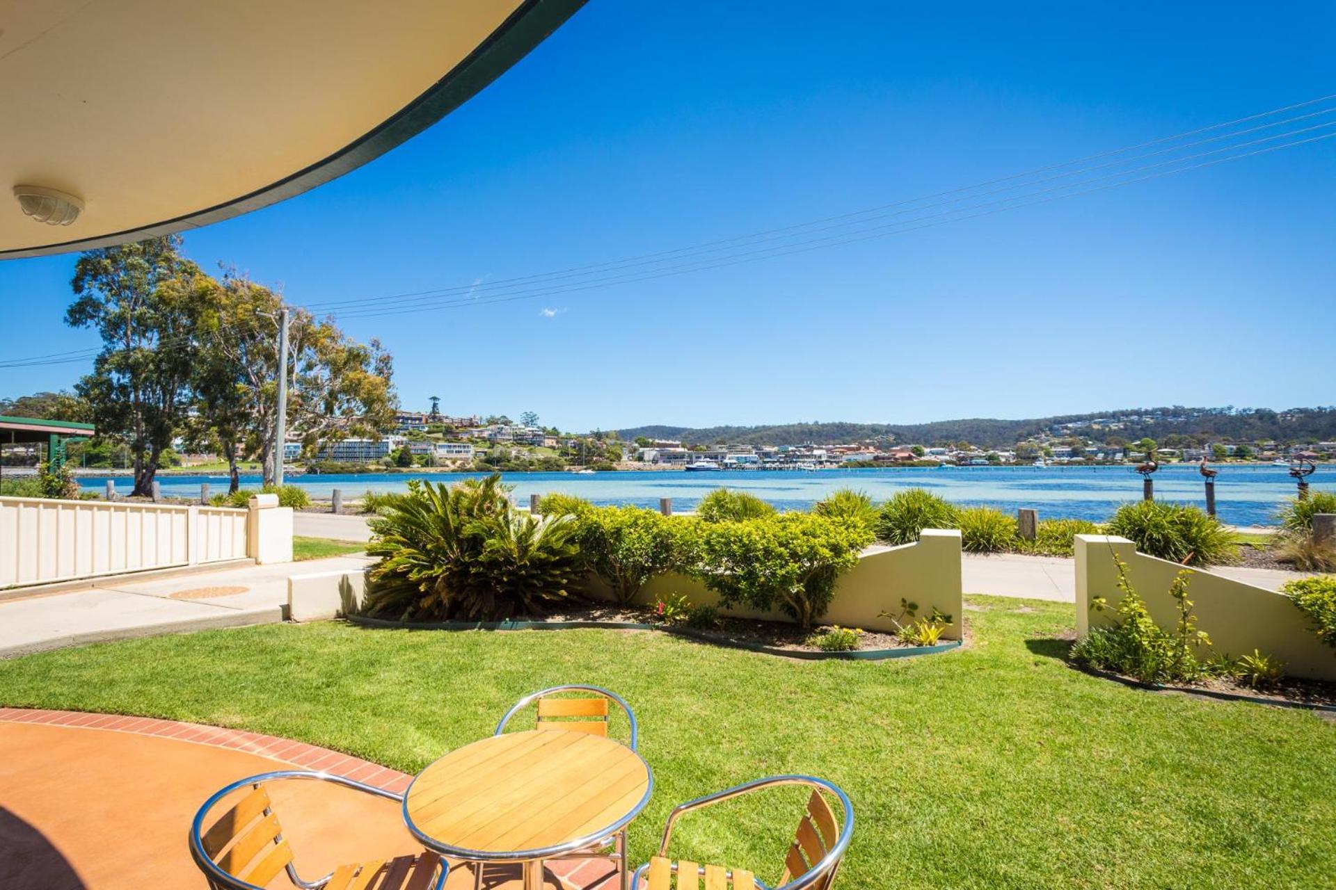Three-Bedroom Apartment with Lake View - Photo 4