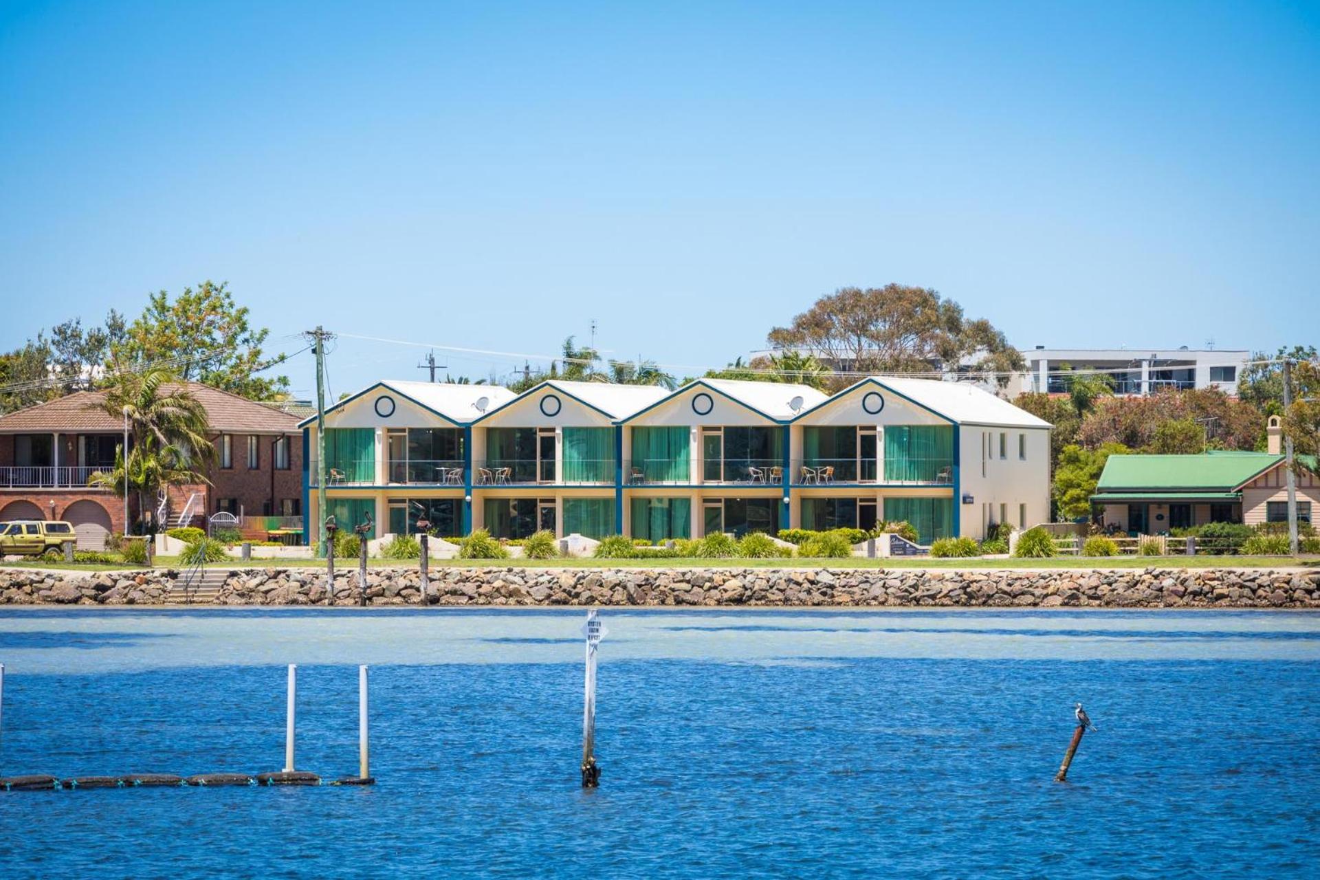 Three-Bedroom Apartment with Lake View - Photo 17