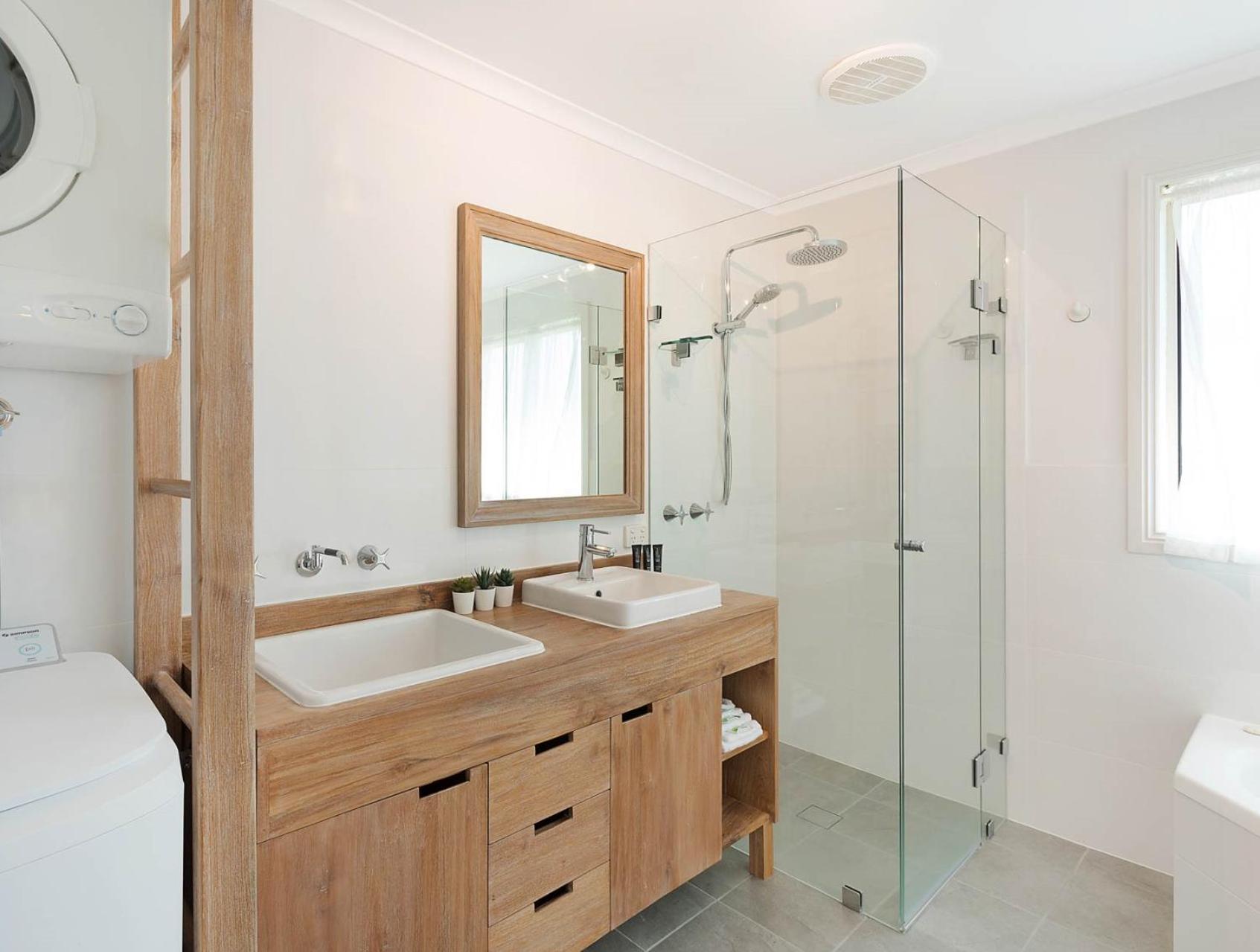 Three-Bedroom Apartment with Lake View - Photo 16