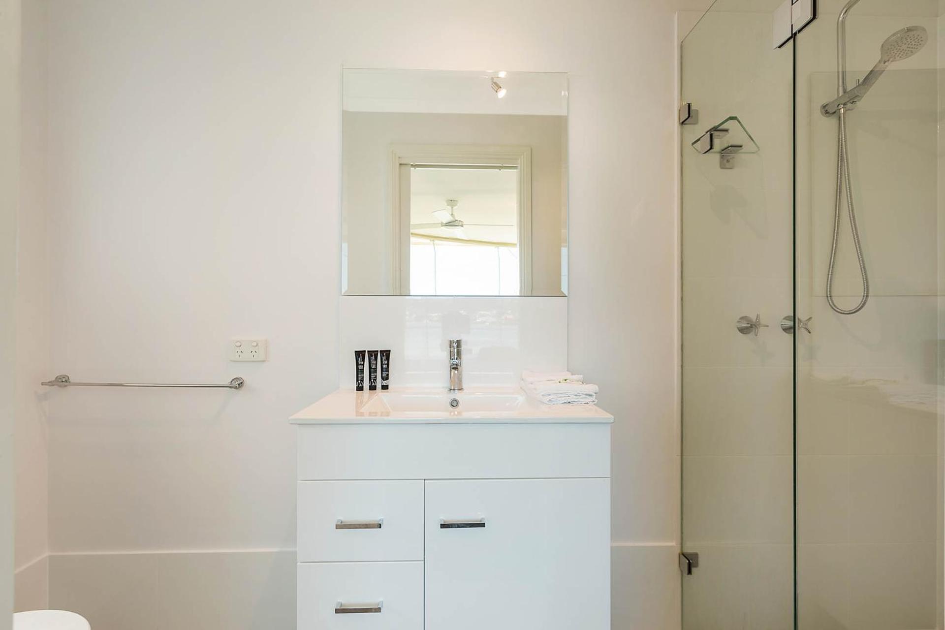 Three-Bedroom Apartment with Lake View - Photo 13