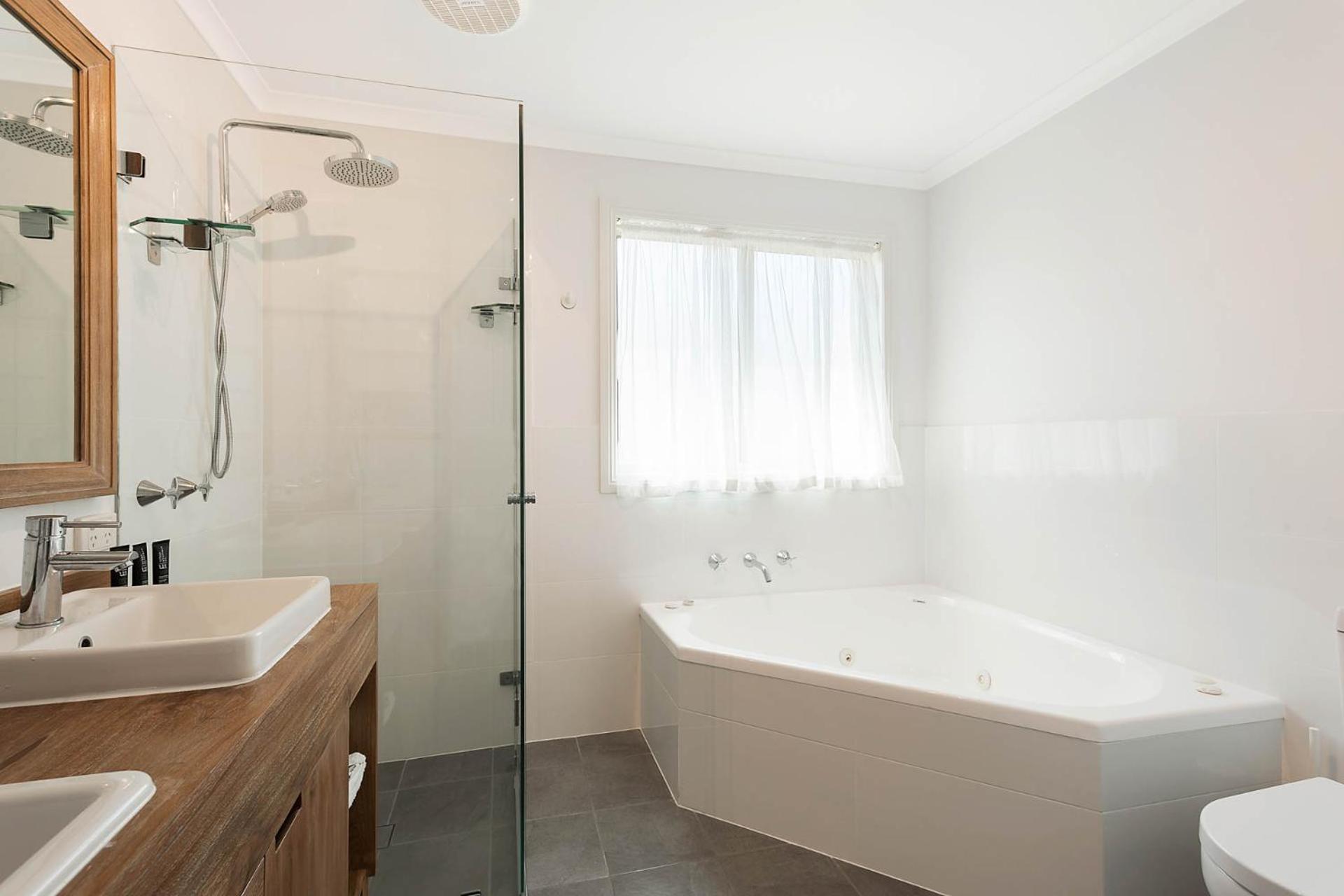 Three-Bedroom Apartment with Lake View - Photo 11