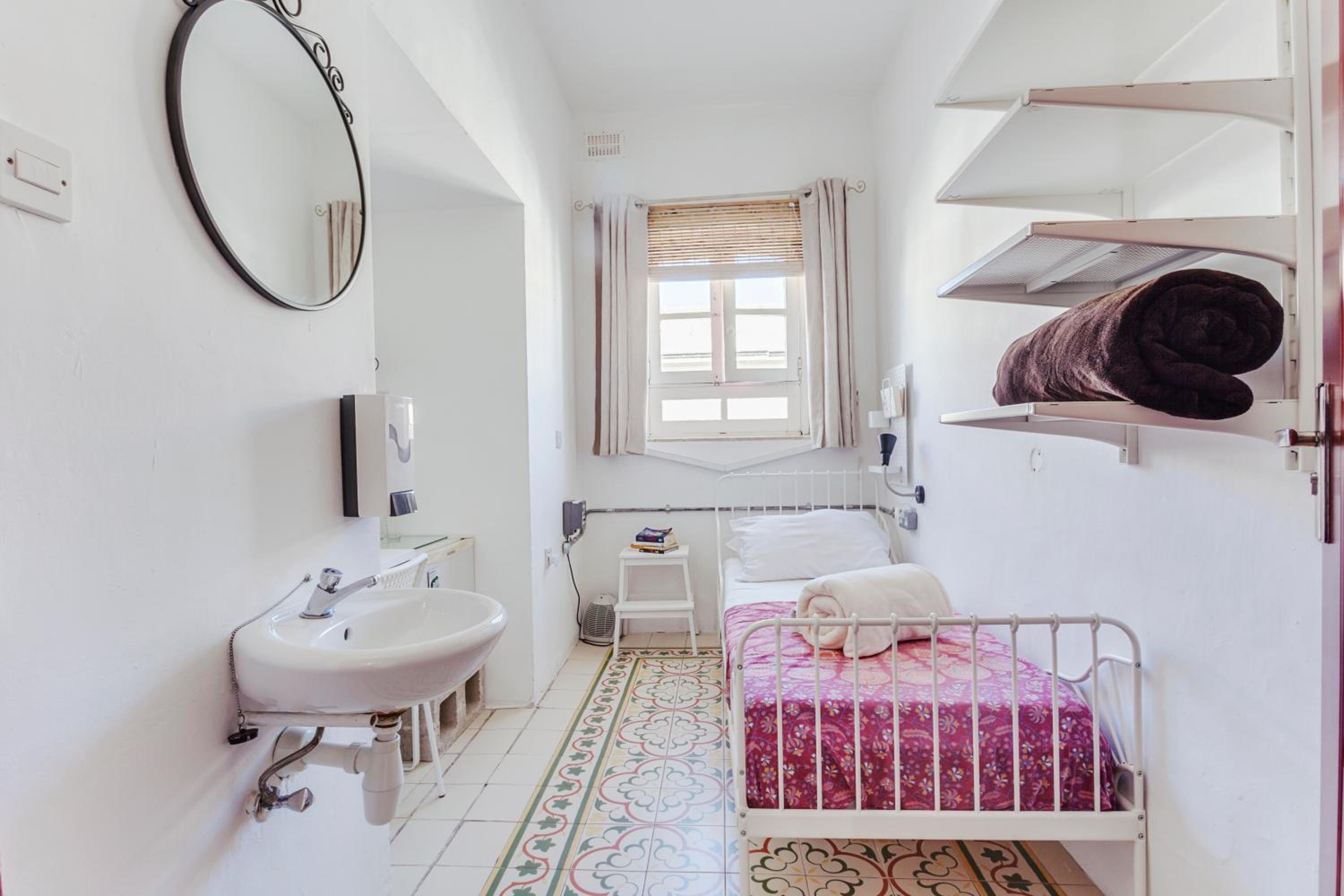 Budget Single Room with Shared Bathroom
