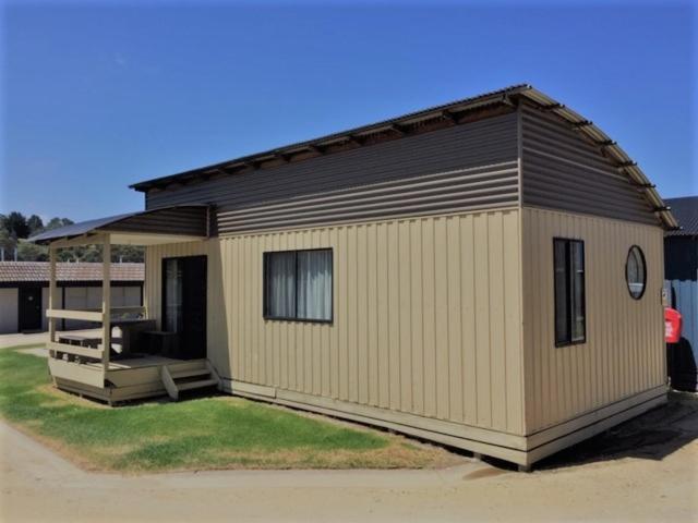 Large - Self Contained Two Bedroom Family Cabin - Photo 20