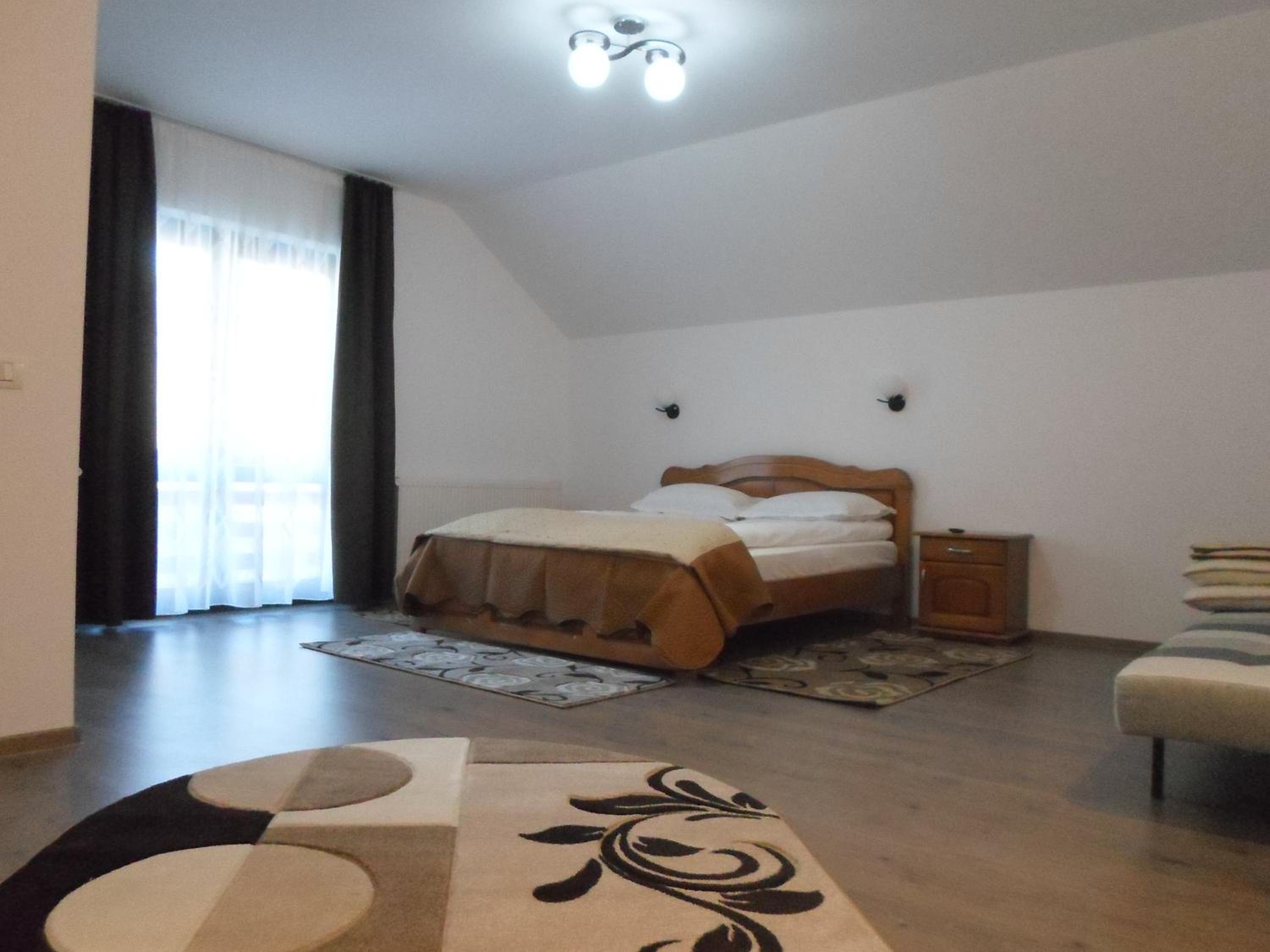 Five-Bedroom House photo 1
