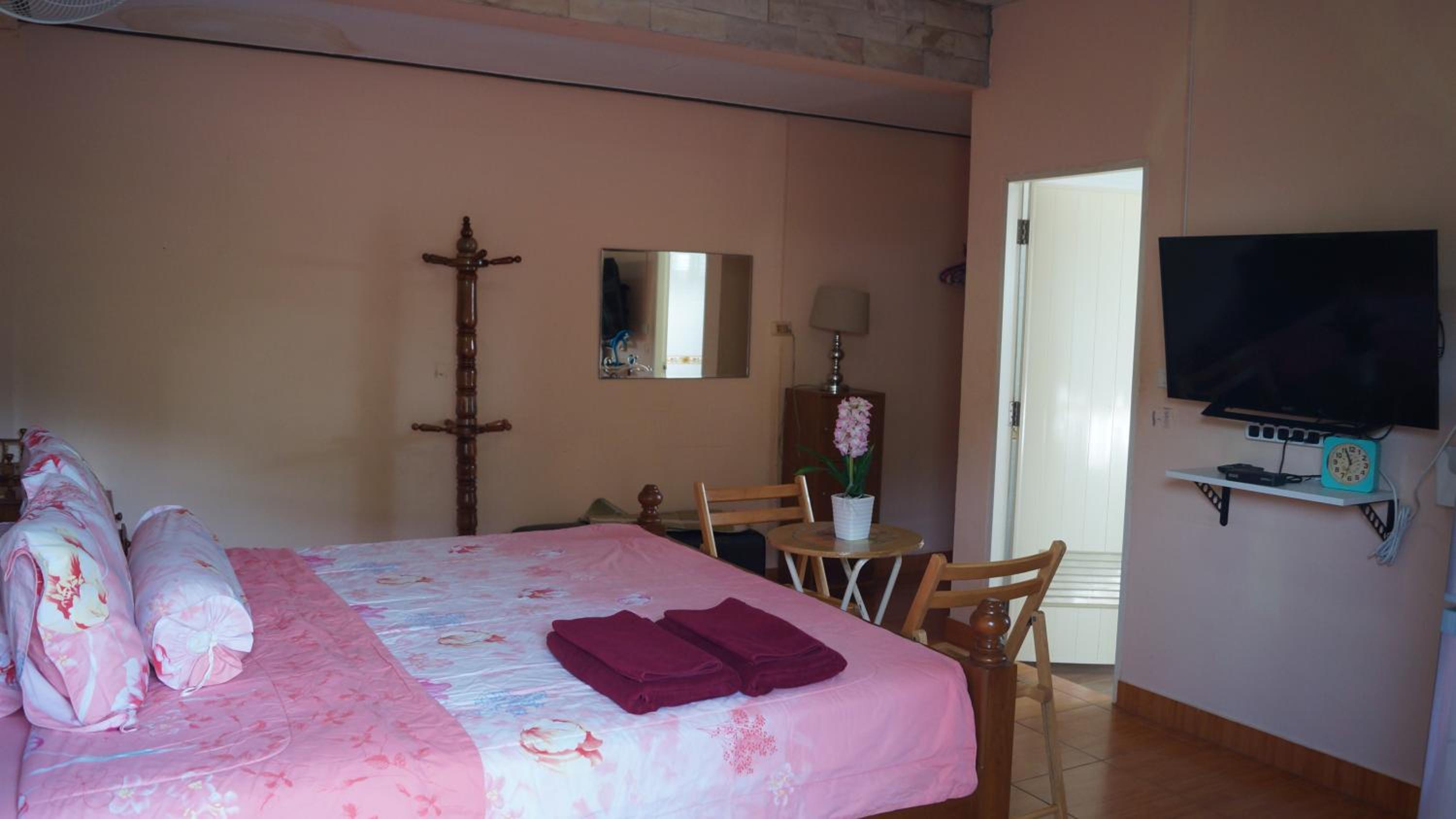 Apartment with Mountain View - Photo 6