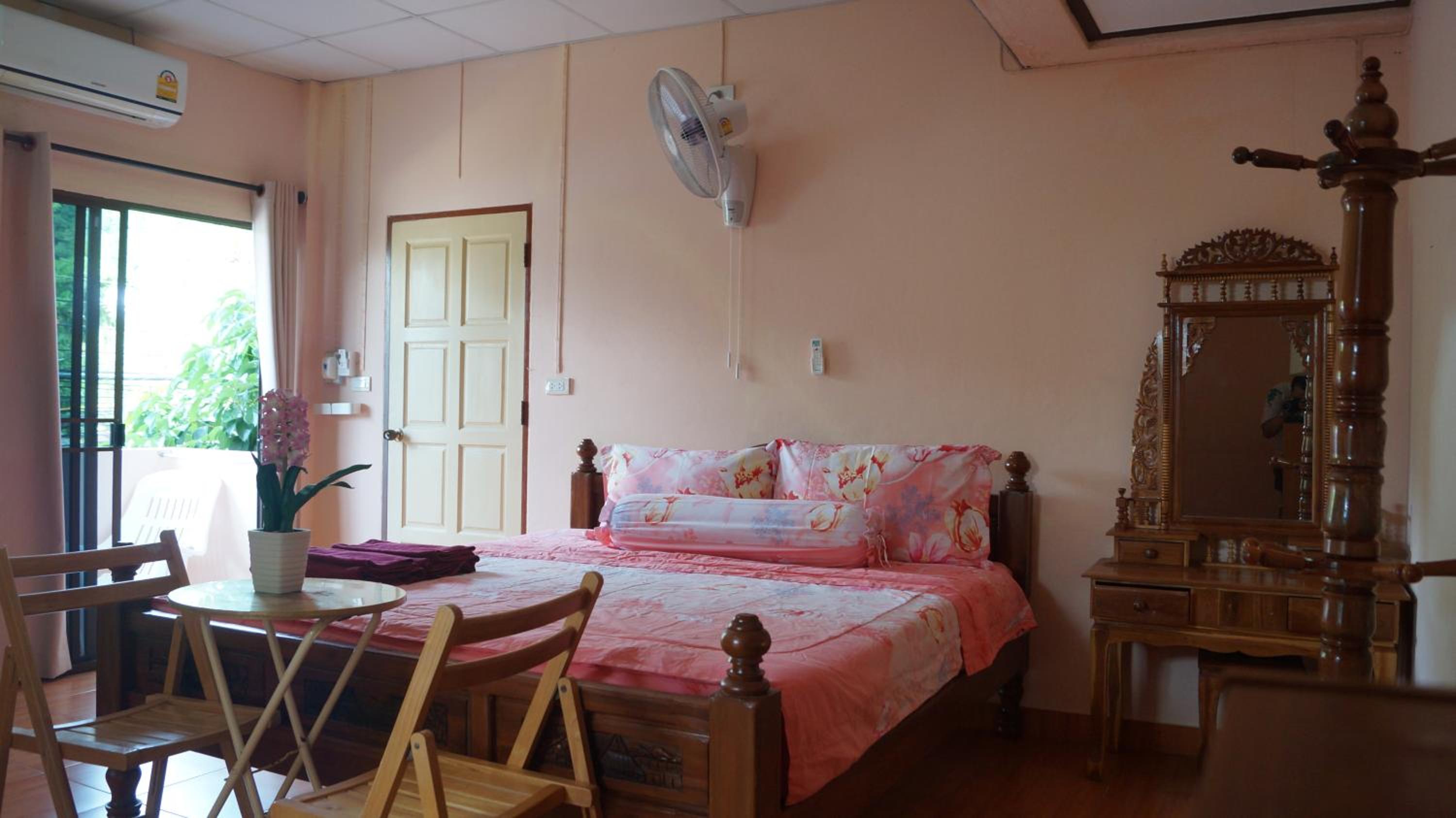 Apartment with Mountain View - Photo 5
