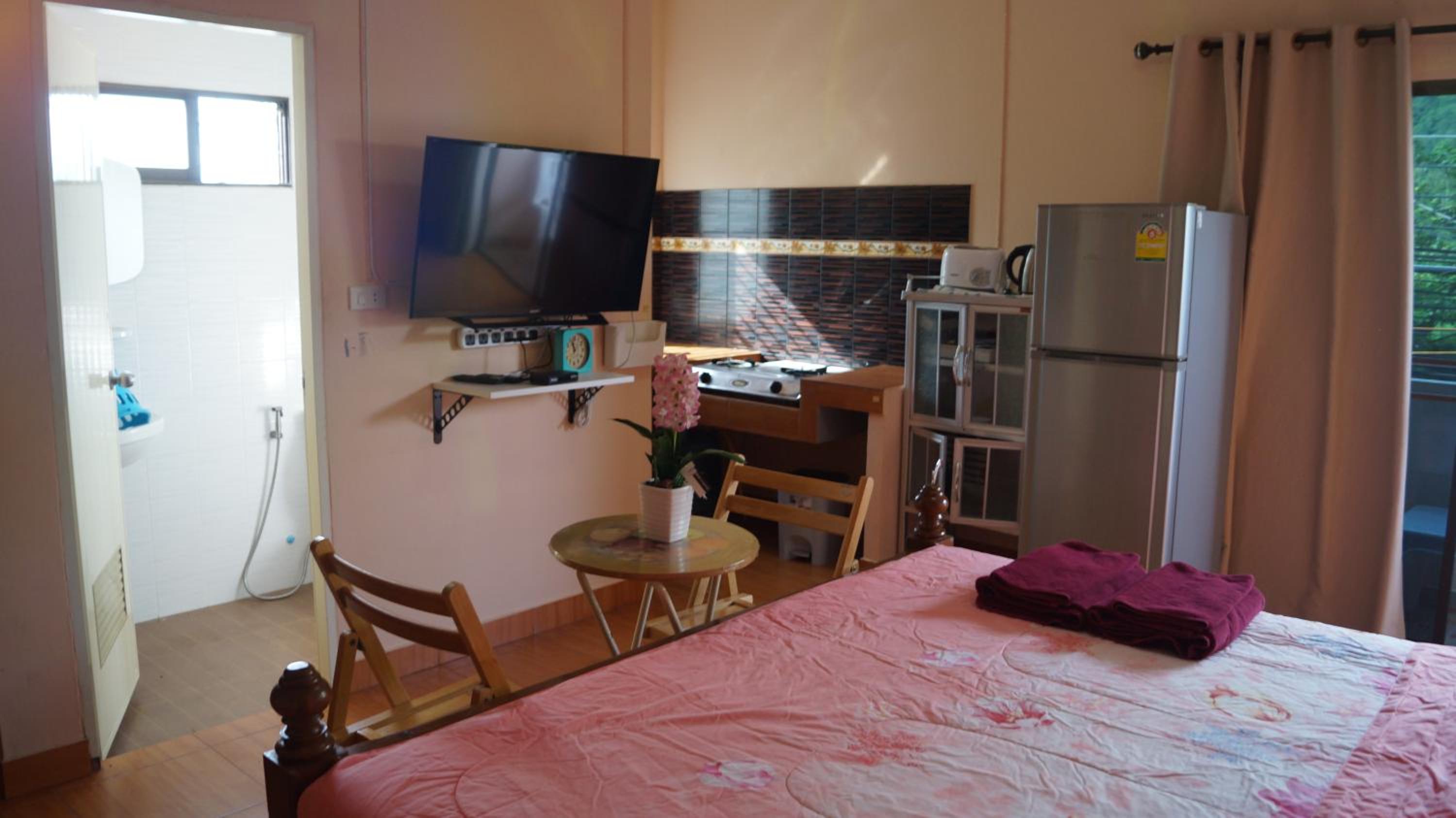Apartment with Mountain View - Photo 4