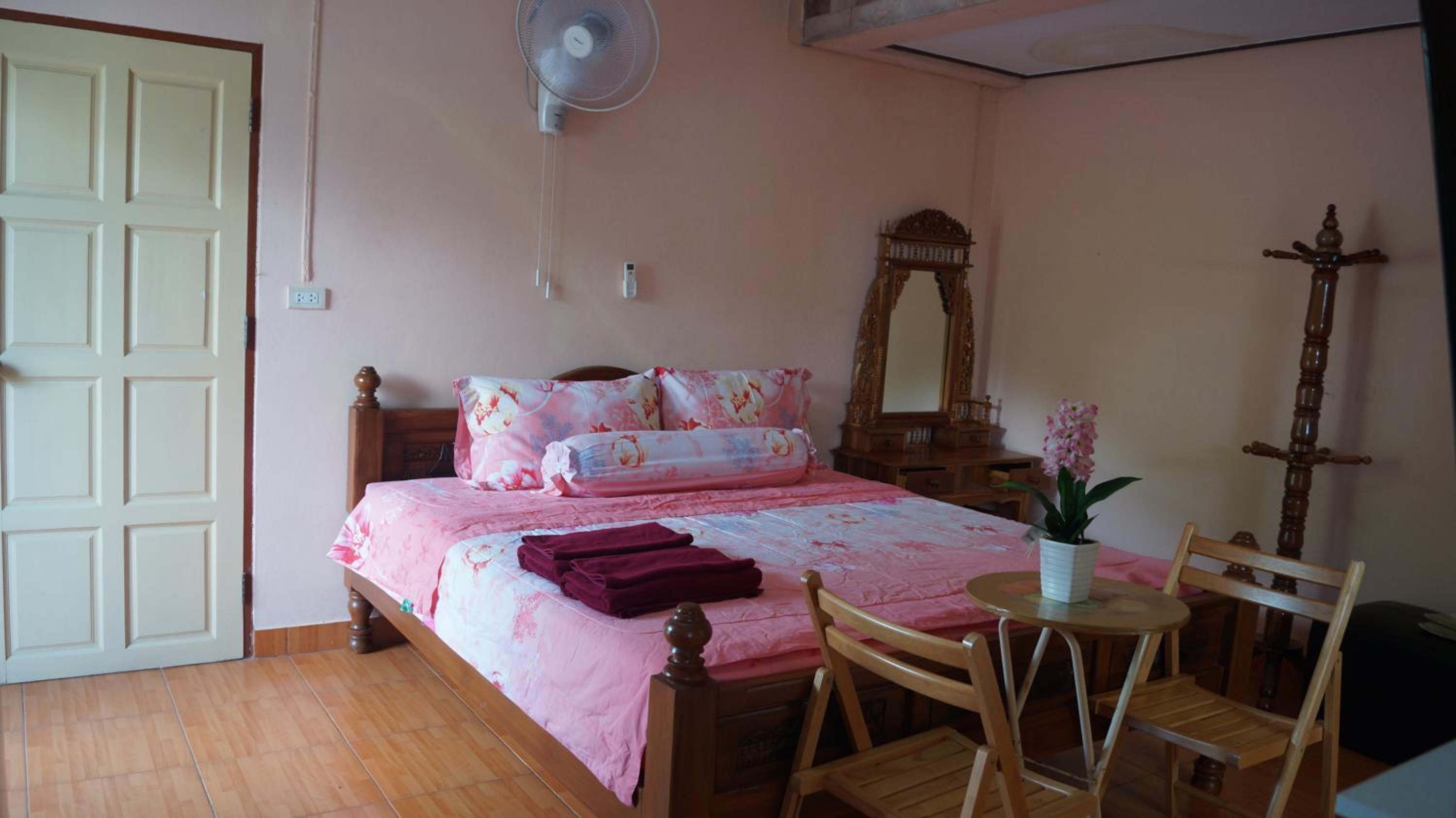 Apartment with Mountain View - Photo 3