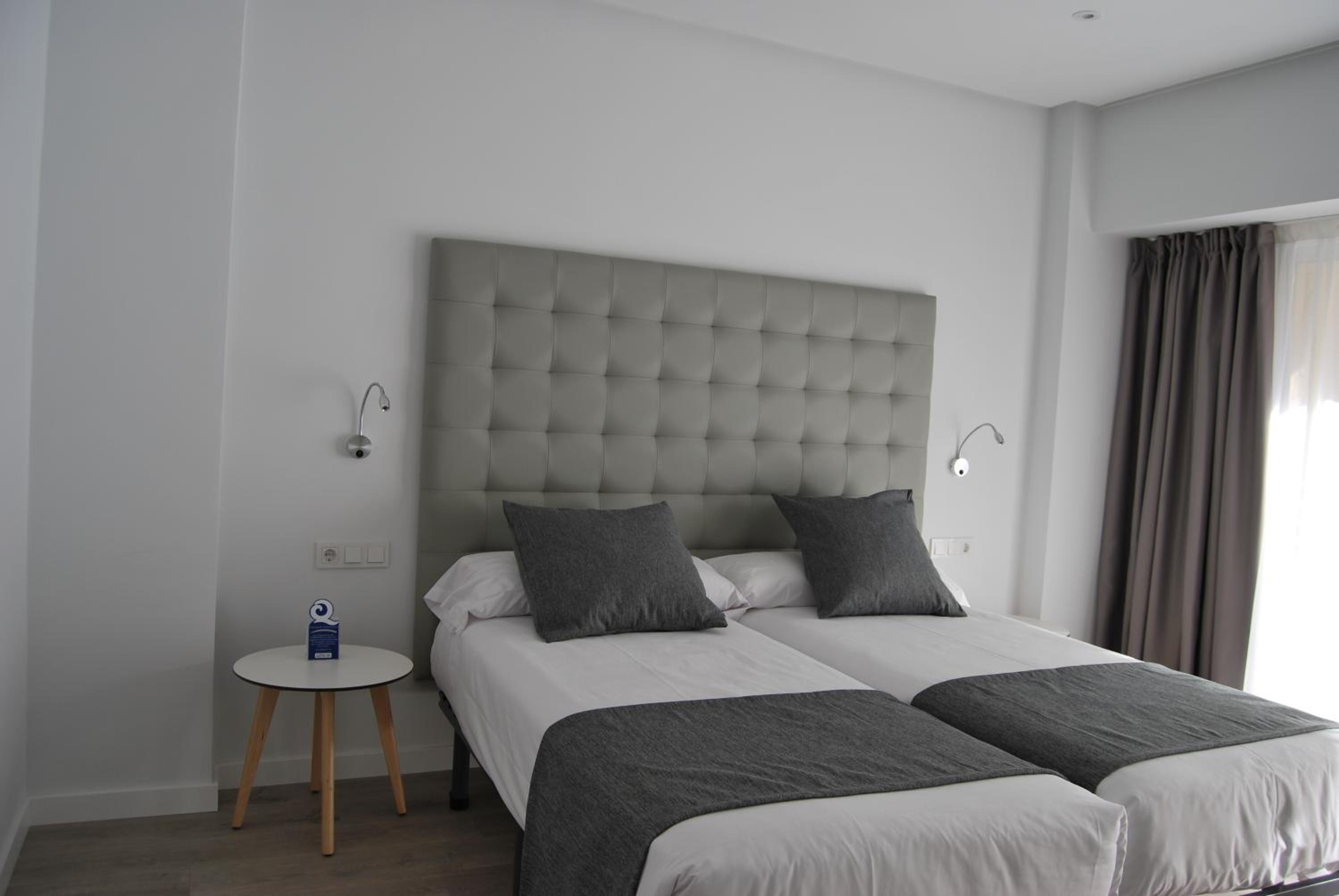 Twin Room - Photo 11