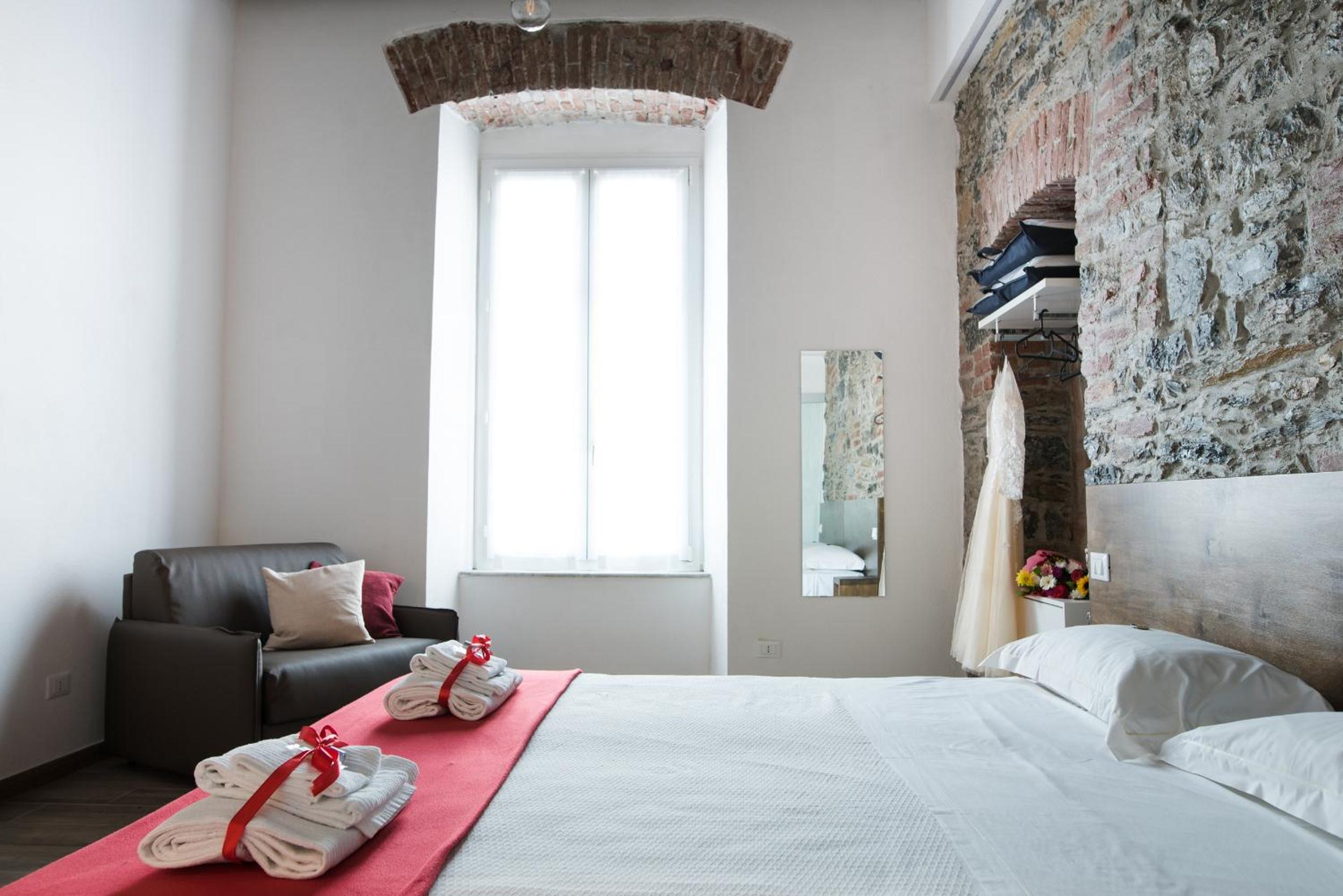 Superior Double or Twin Room with City View - Photo 3