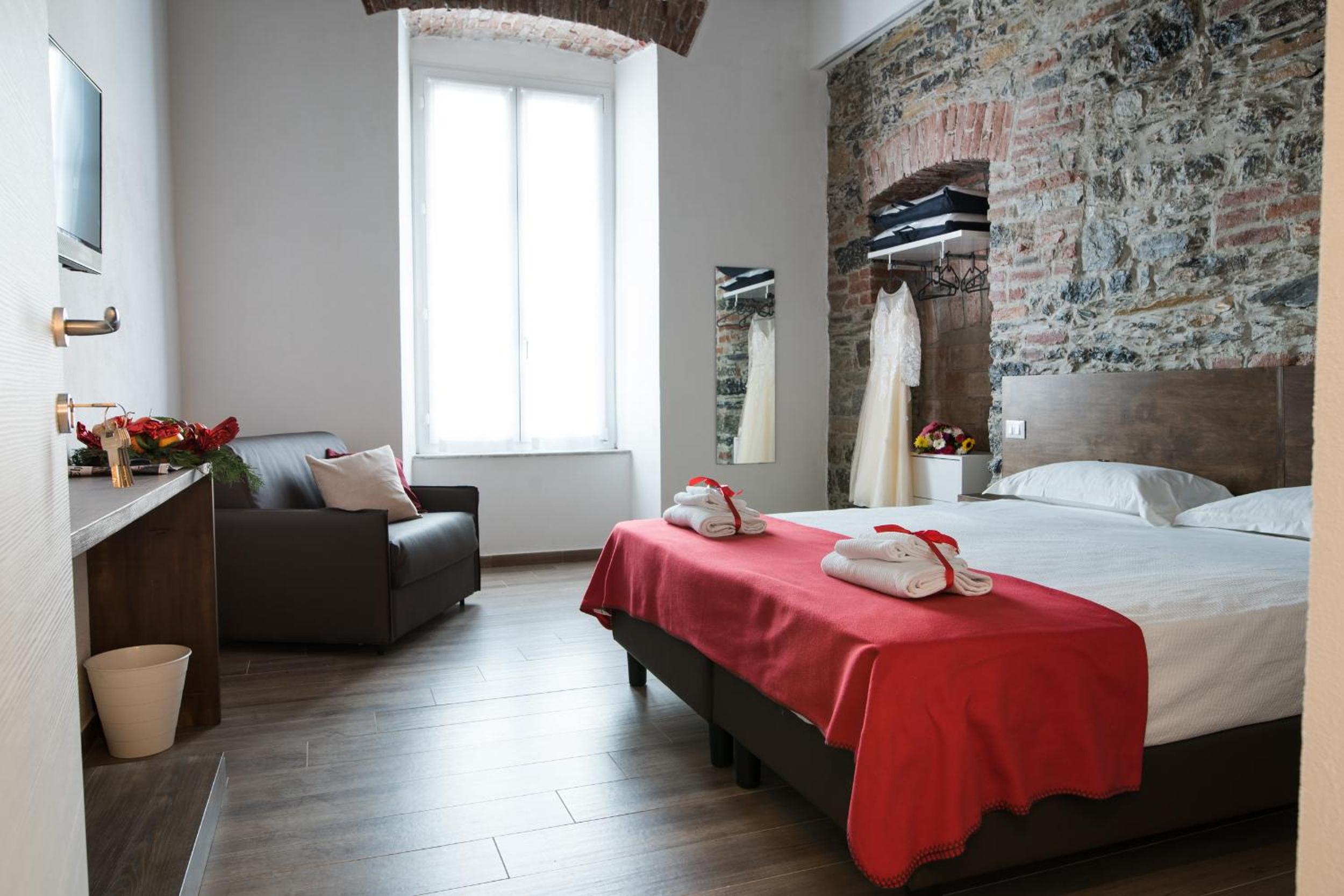 Superior Double or Twin Room with City View - Photo 21