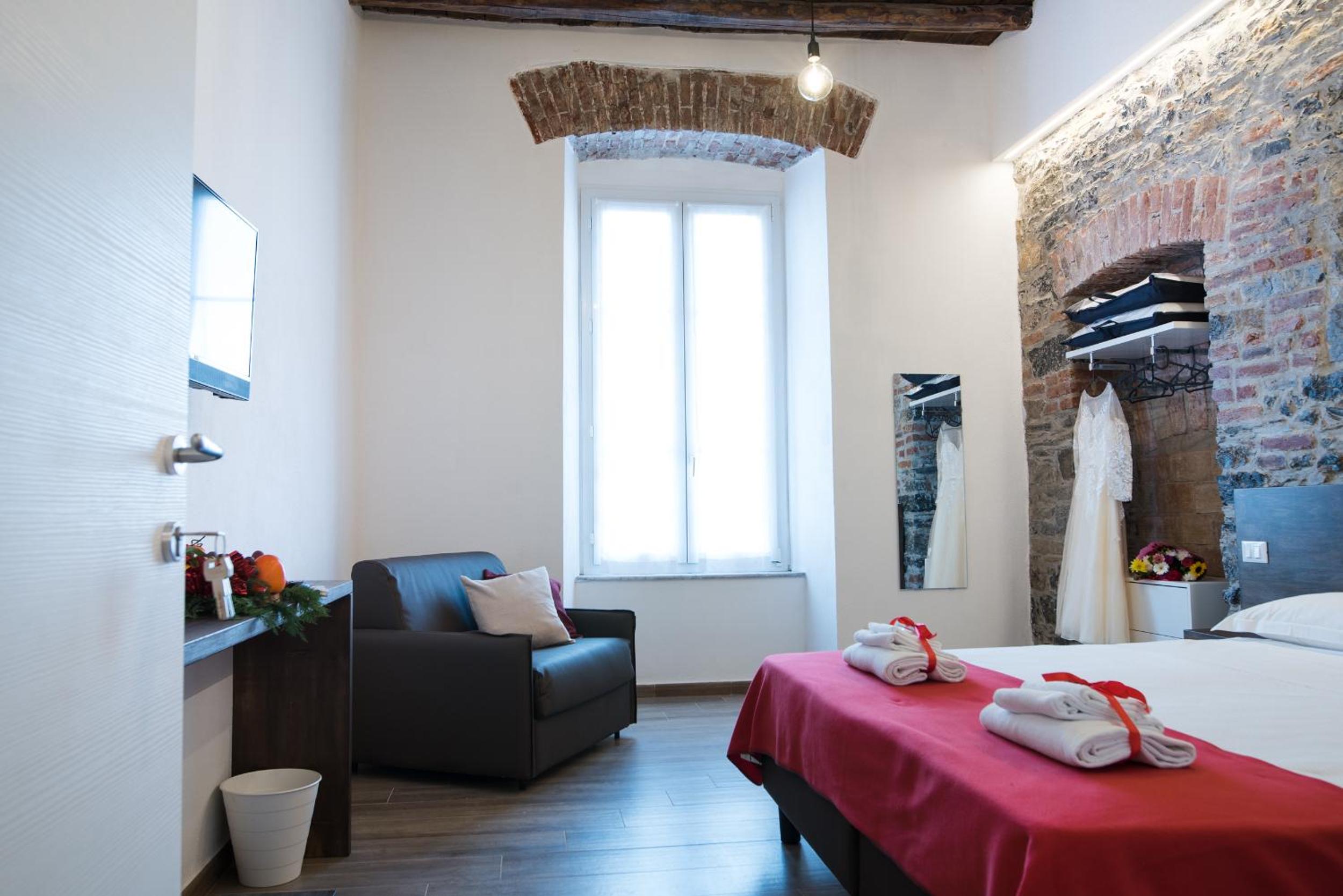 Superior Double or Twin Room with City View - Photo 17