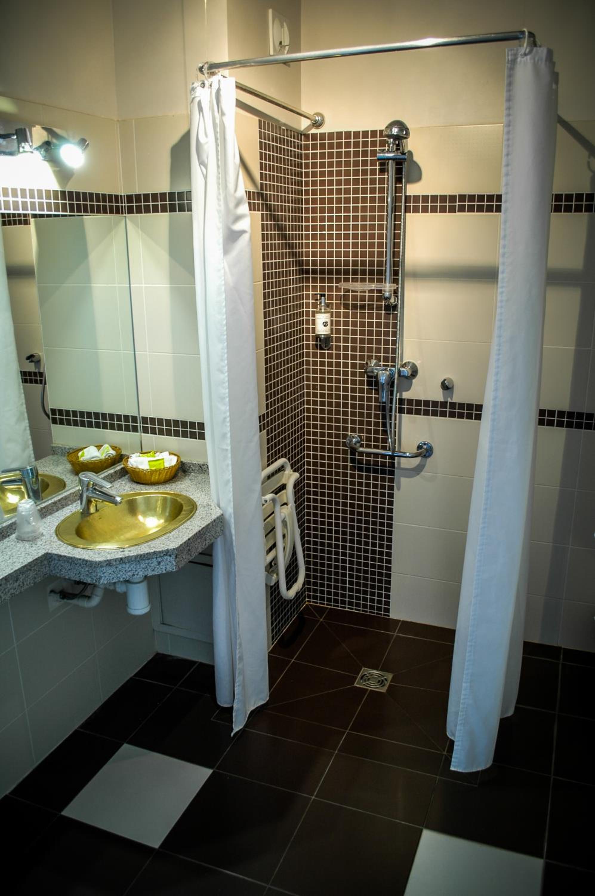 Double Room - Disability Access - Photo 8
