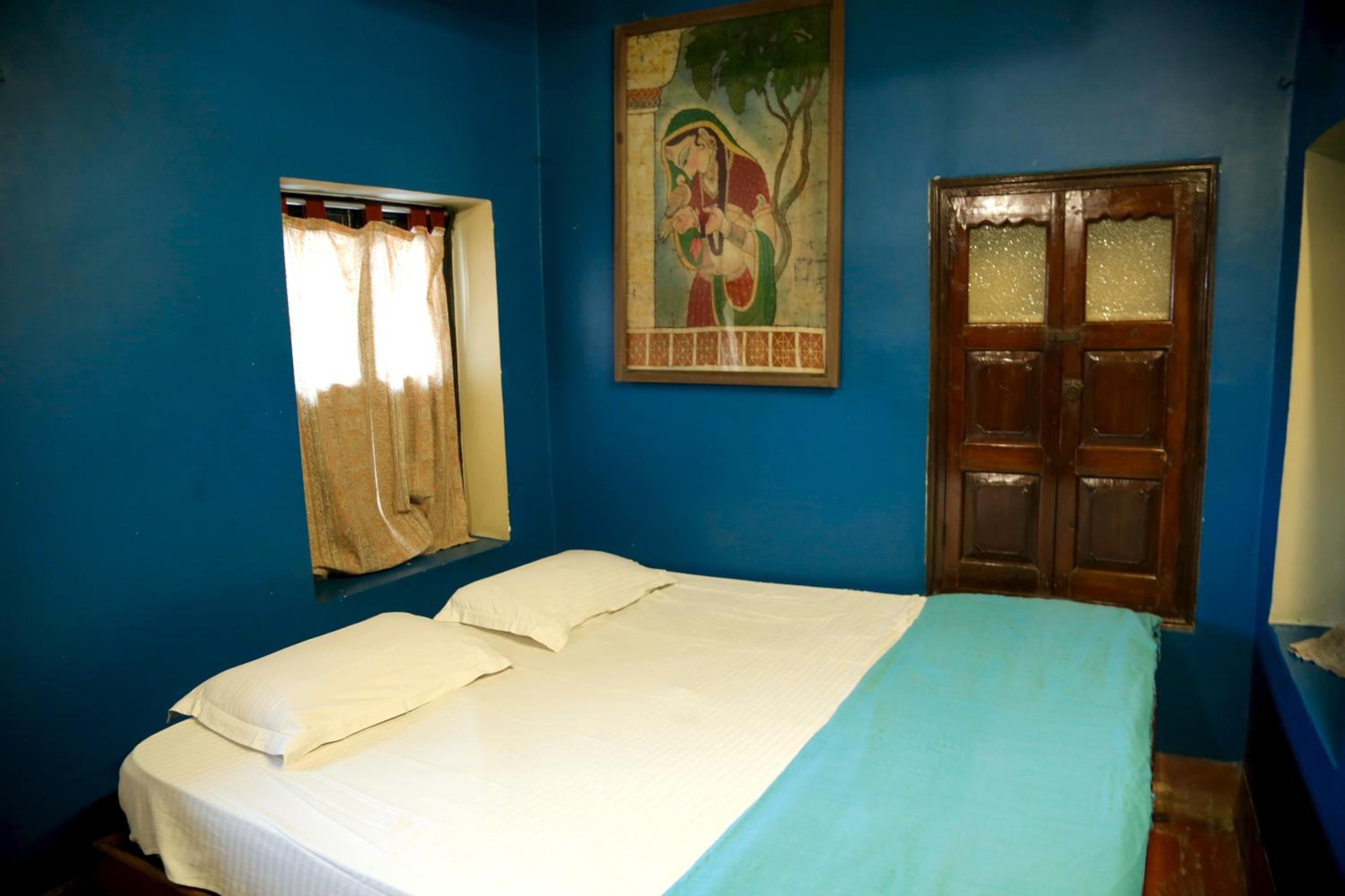 Budget Double Room with Shared Bathroom photo 2