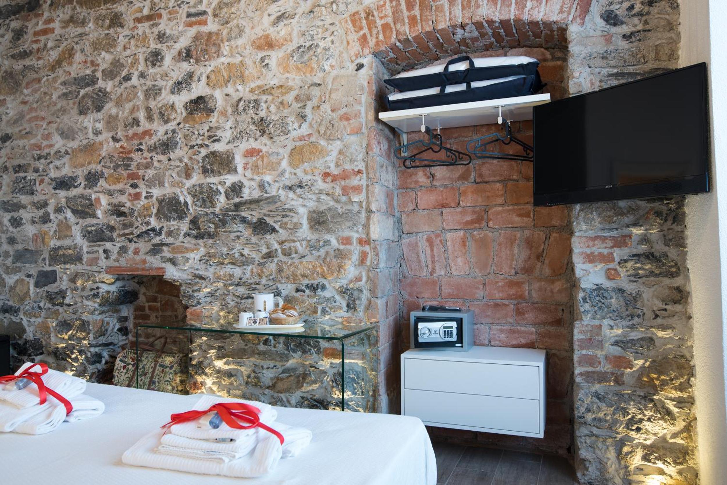 Deluxe Double or Twin Room with City View - Photo 13