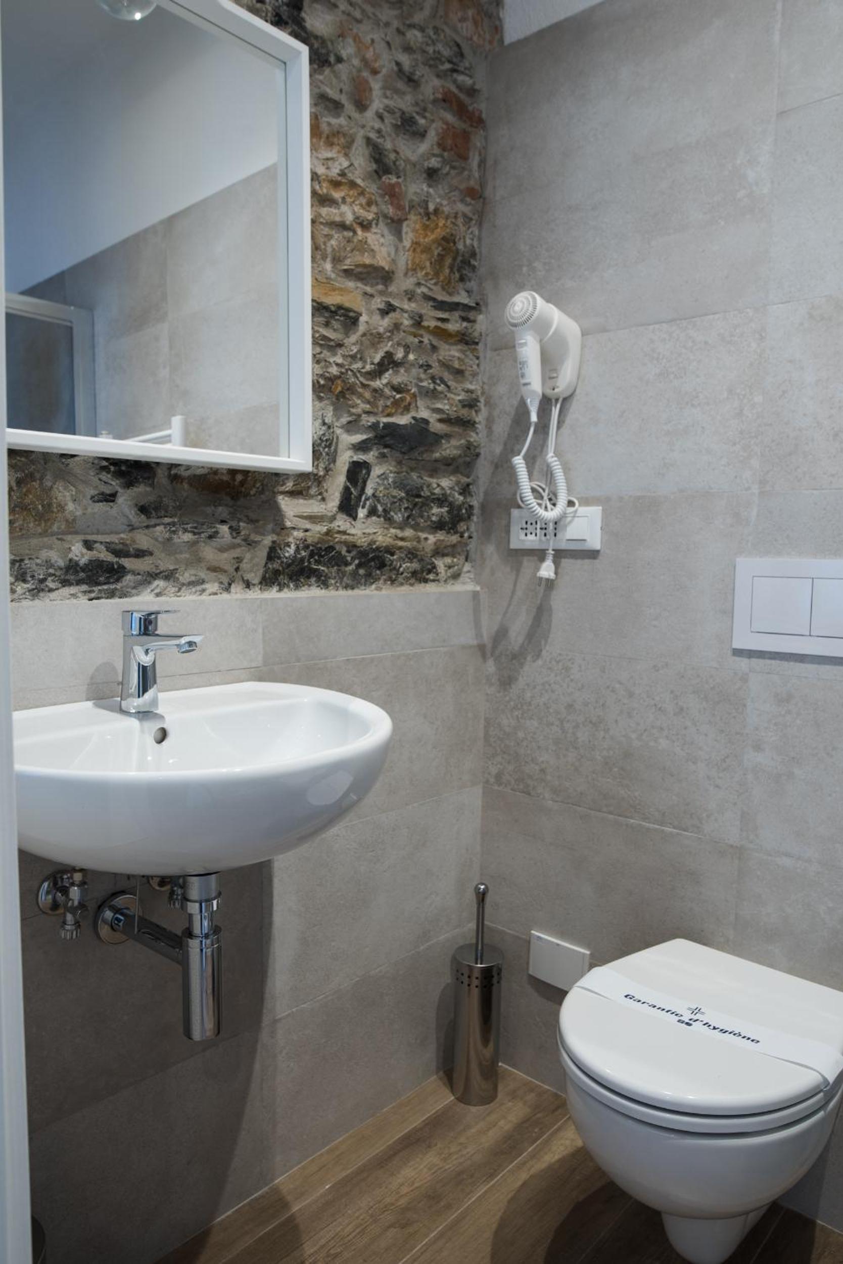 Deluxe Double or Twin Room with City View - Photo 26