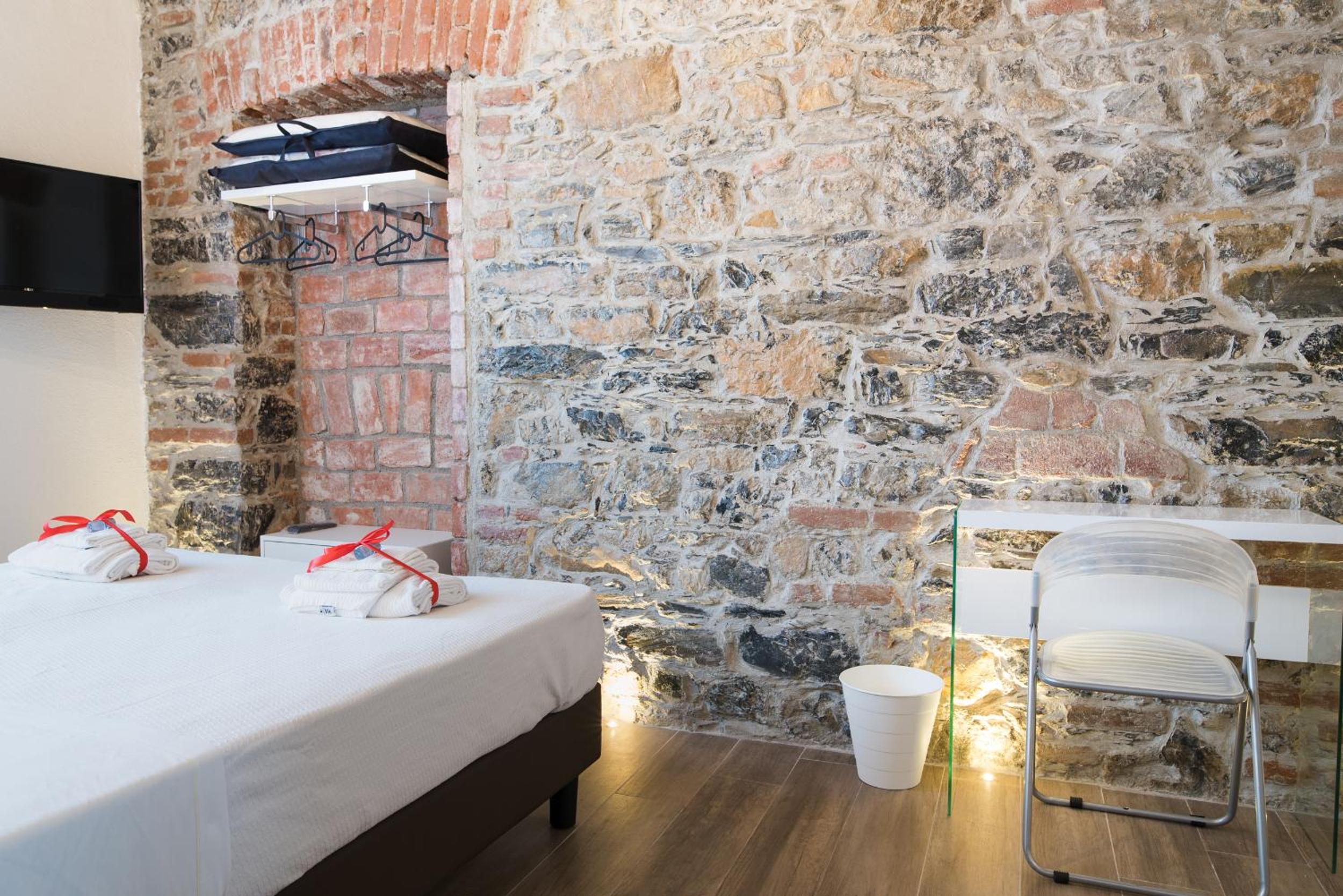 Deluxe Double or Twin Room with City View - Photo 2