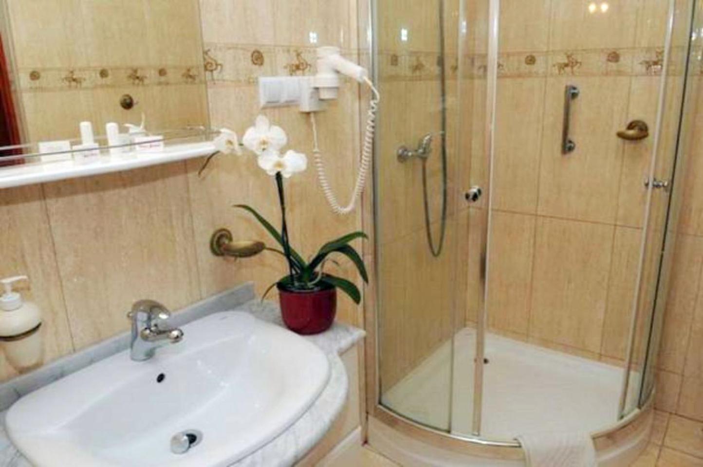 Deluxe Double Room with Balcony - Photo 2