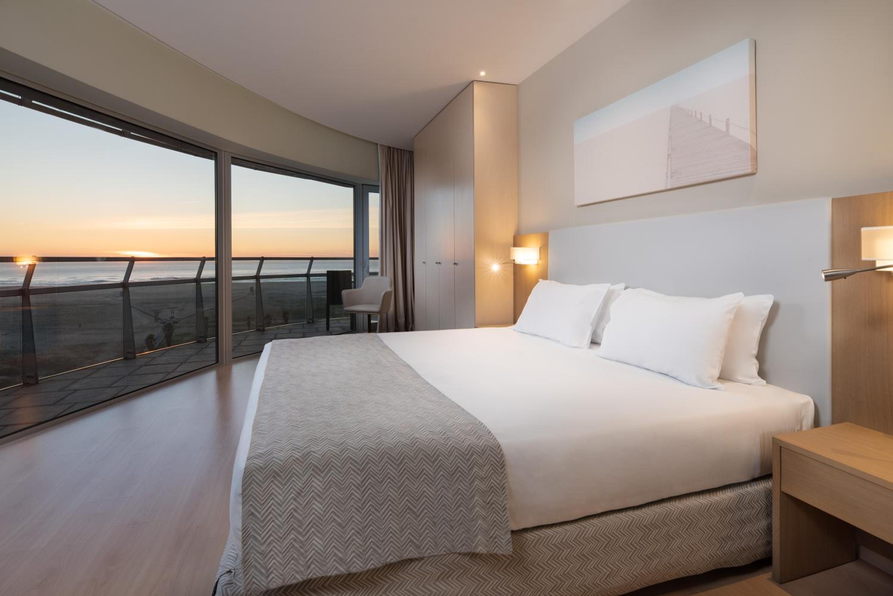 Deluxe Suite with Front Sea View photo 2