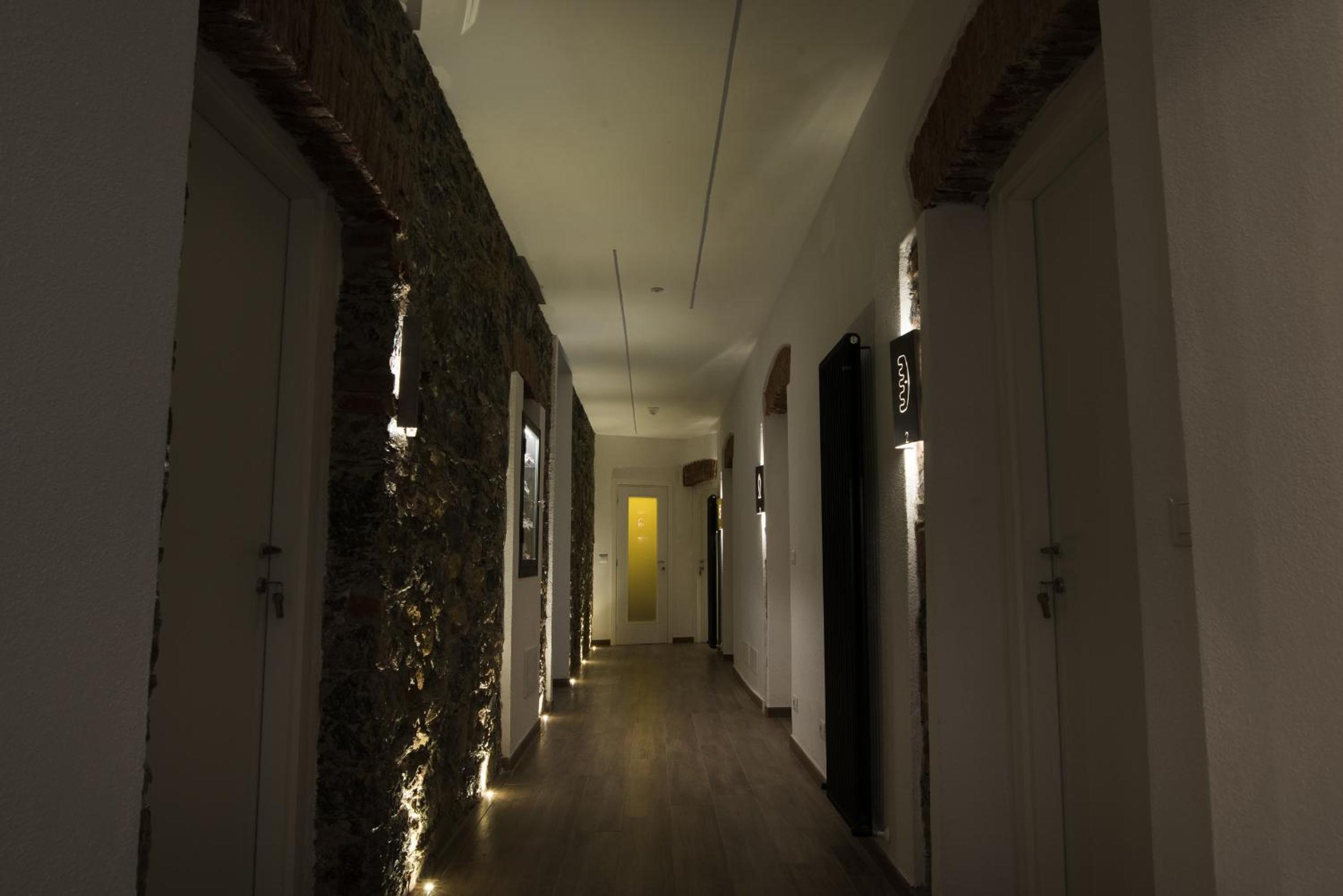 Deluxe Double or Twin Room with City View - Photo 11