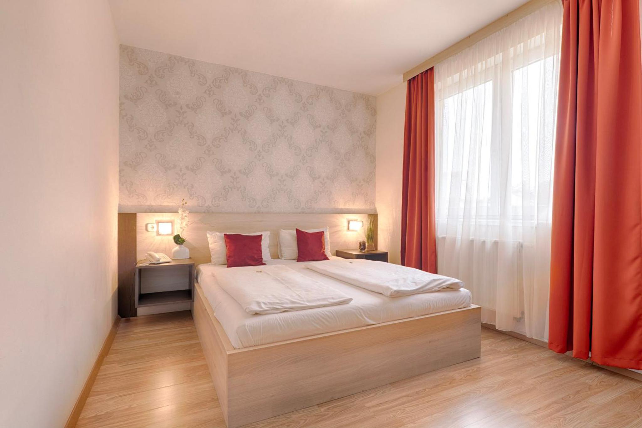 Small Double or Twin Room - Photo 9
