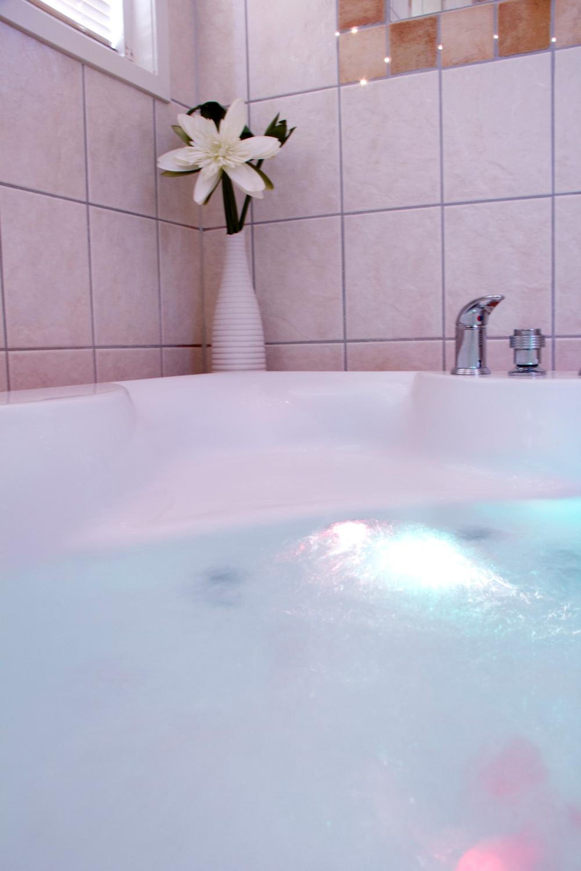 Double Room with Spa Bath  - Photo 5
