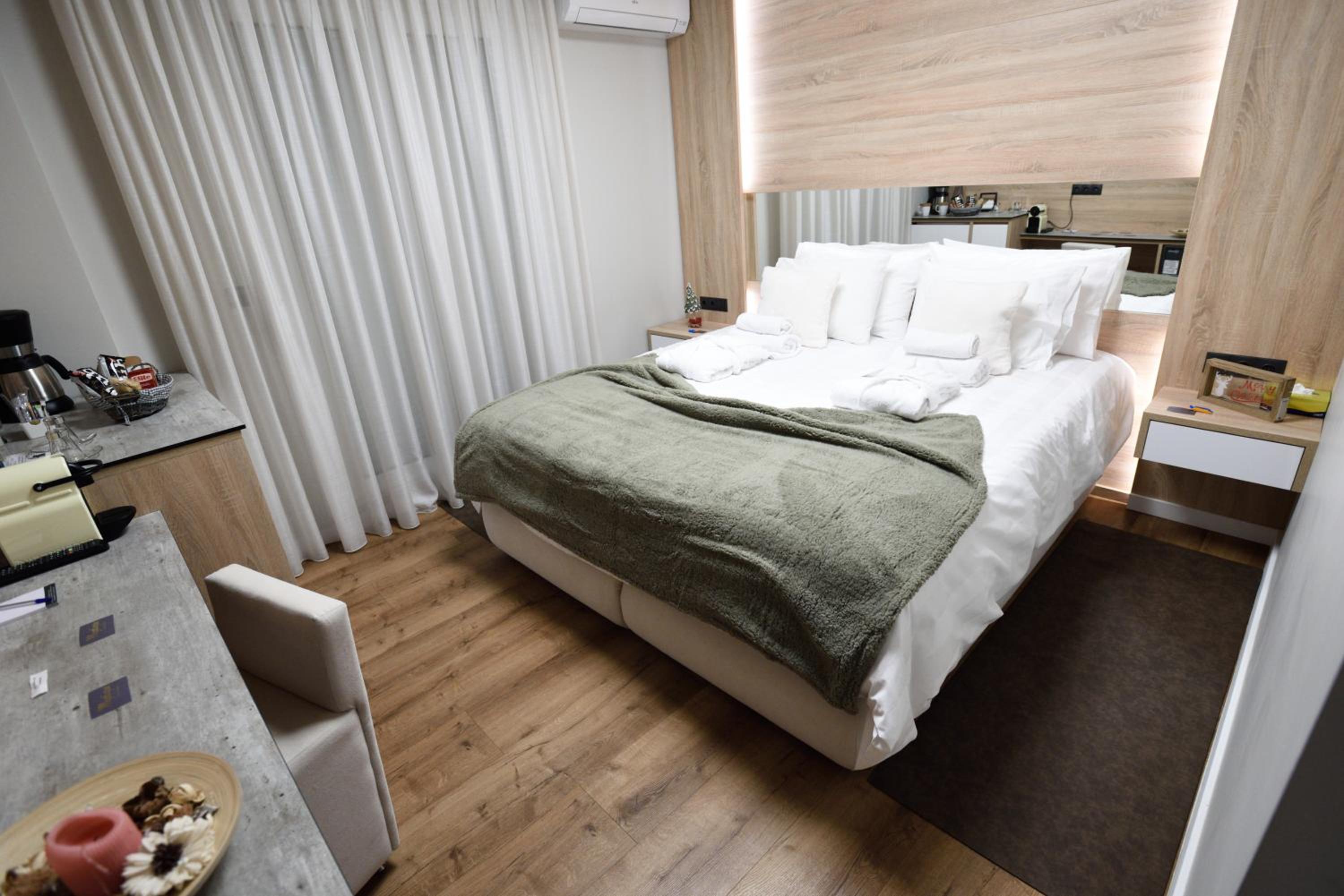 Standard Double or Twin Room with Partial Sea View photo 1