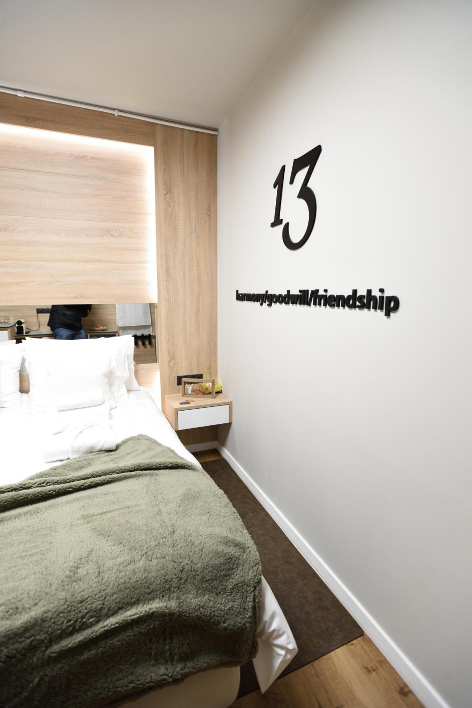 Standard Double or Twin Room with Partial Sea View photo 2