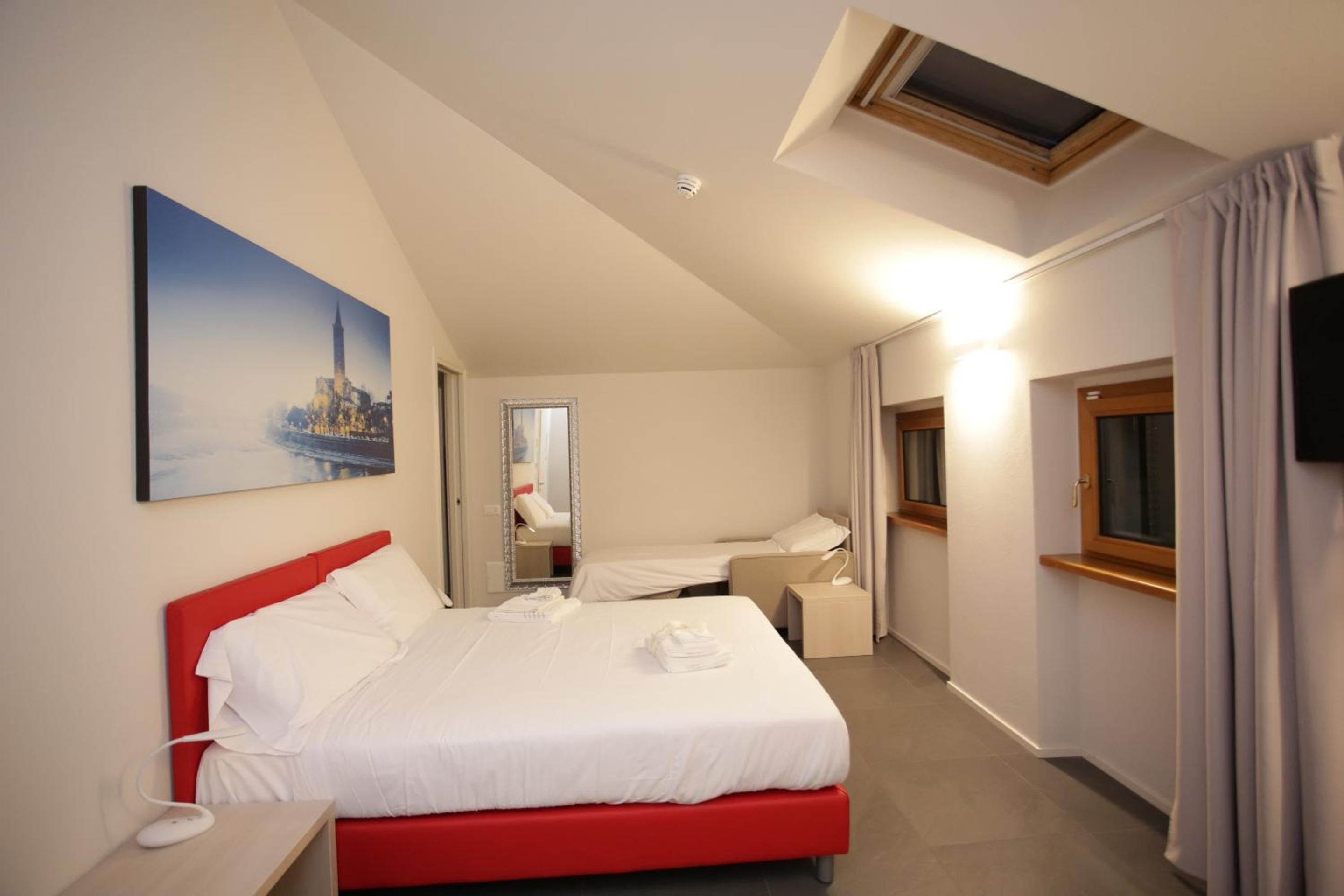 Triple Room with Private Bathroom - Photo 5