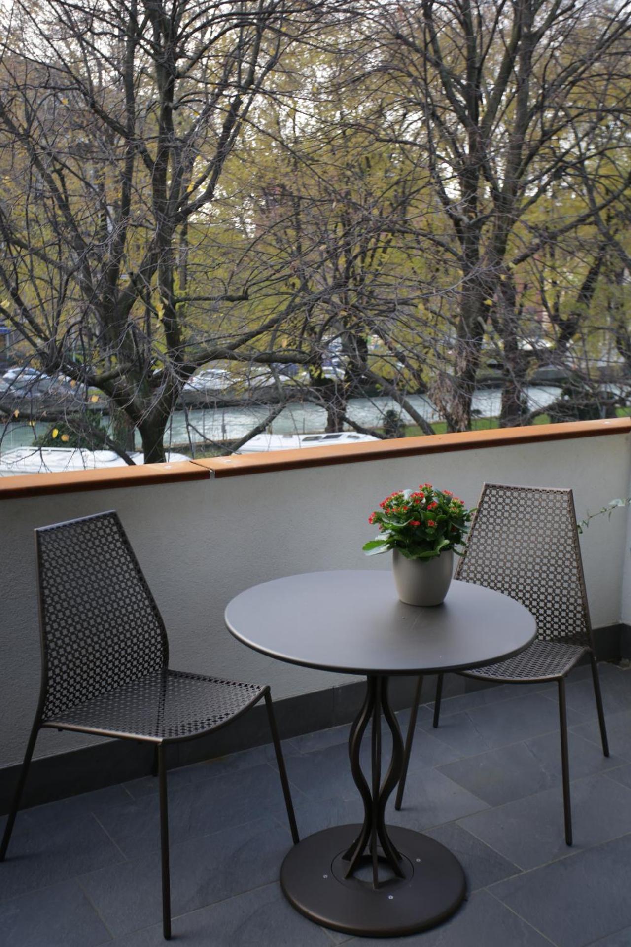 Double or Twin Room with Balcony and Private Bathroom - Photo 4