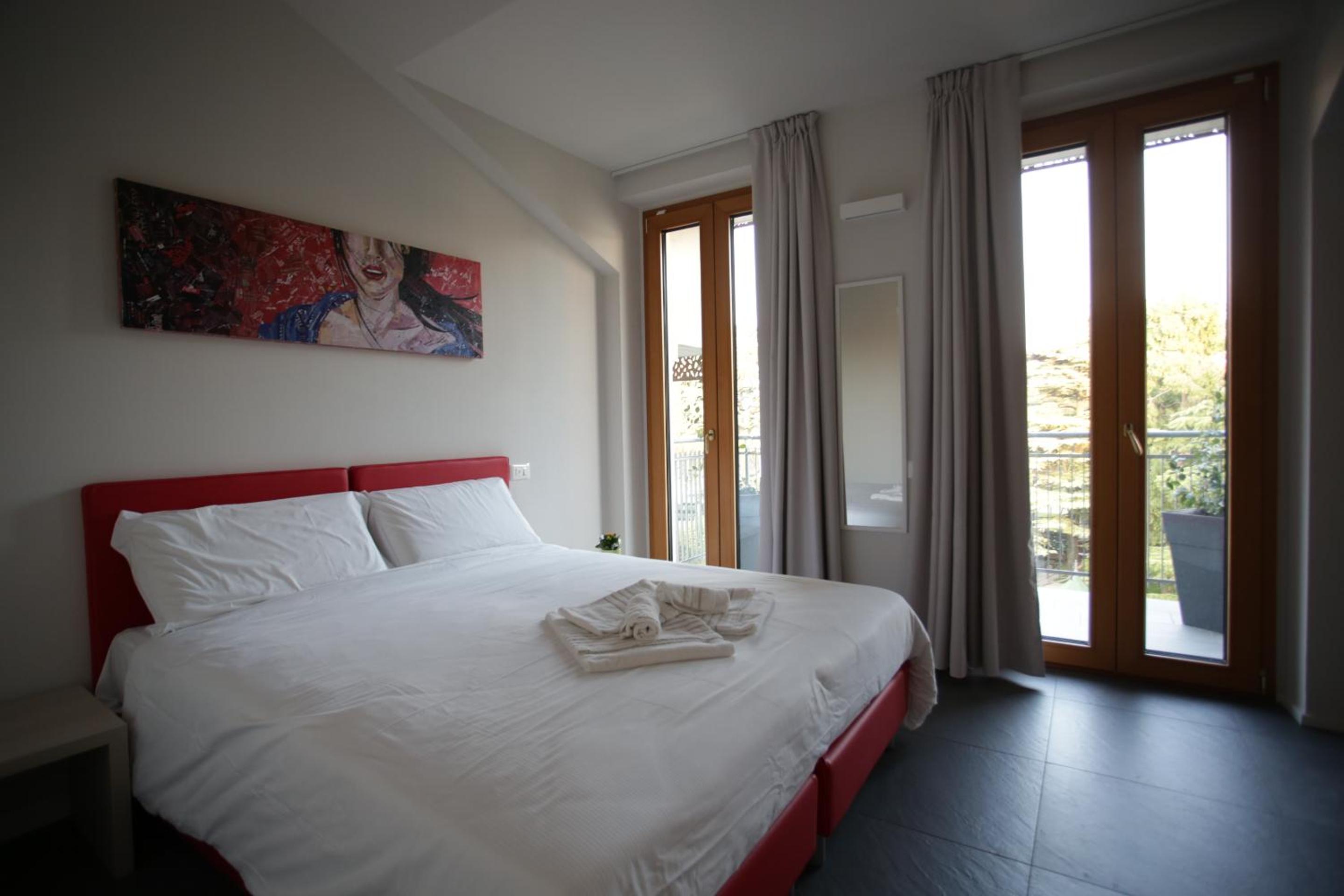 Double or Twin Room with Balcony and Private Bathroom - Photo 5