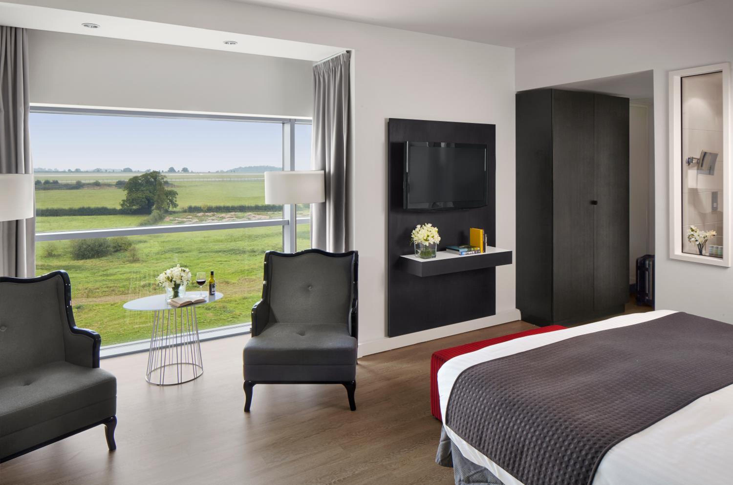 Premium Room with Runway View photo 2