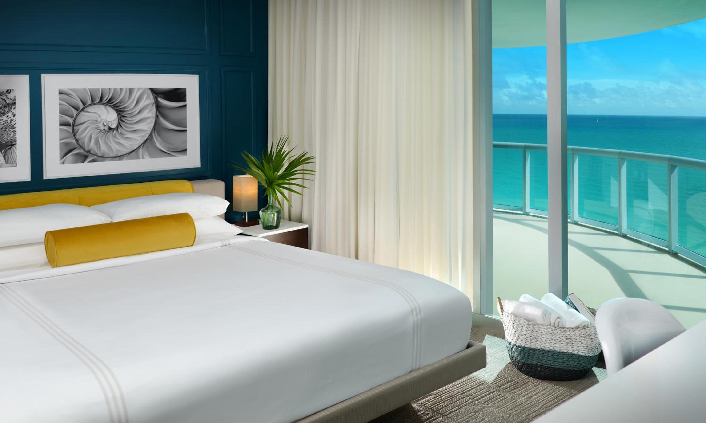 One-Bedroom Ocean Front Suite - Photo 5