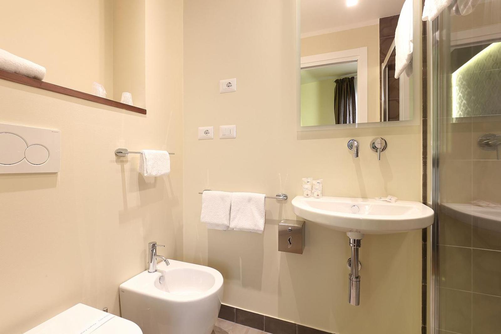 Double Room with Private Bathroom photo 3