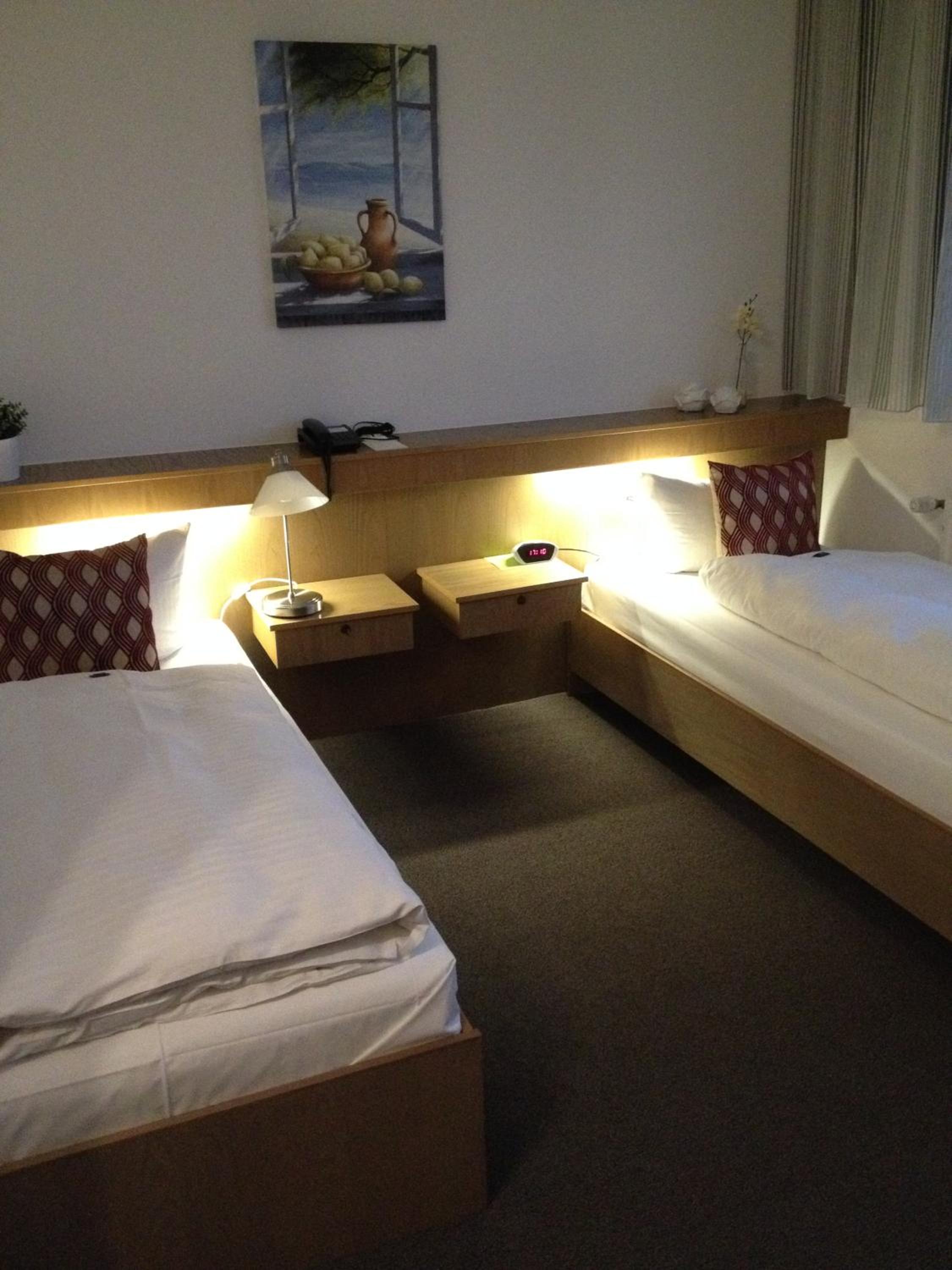 Twin Room - Photo 3