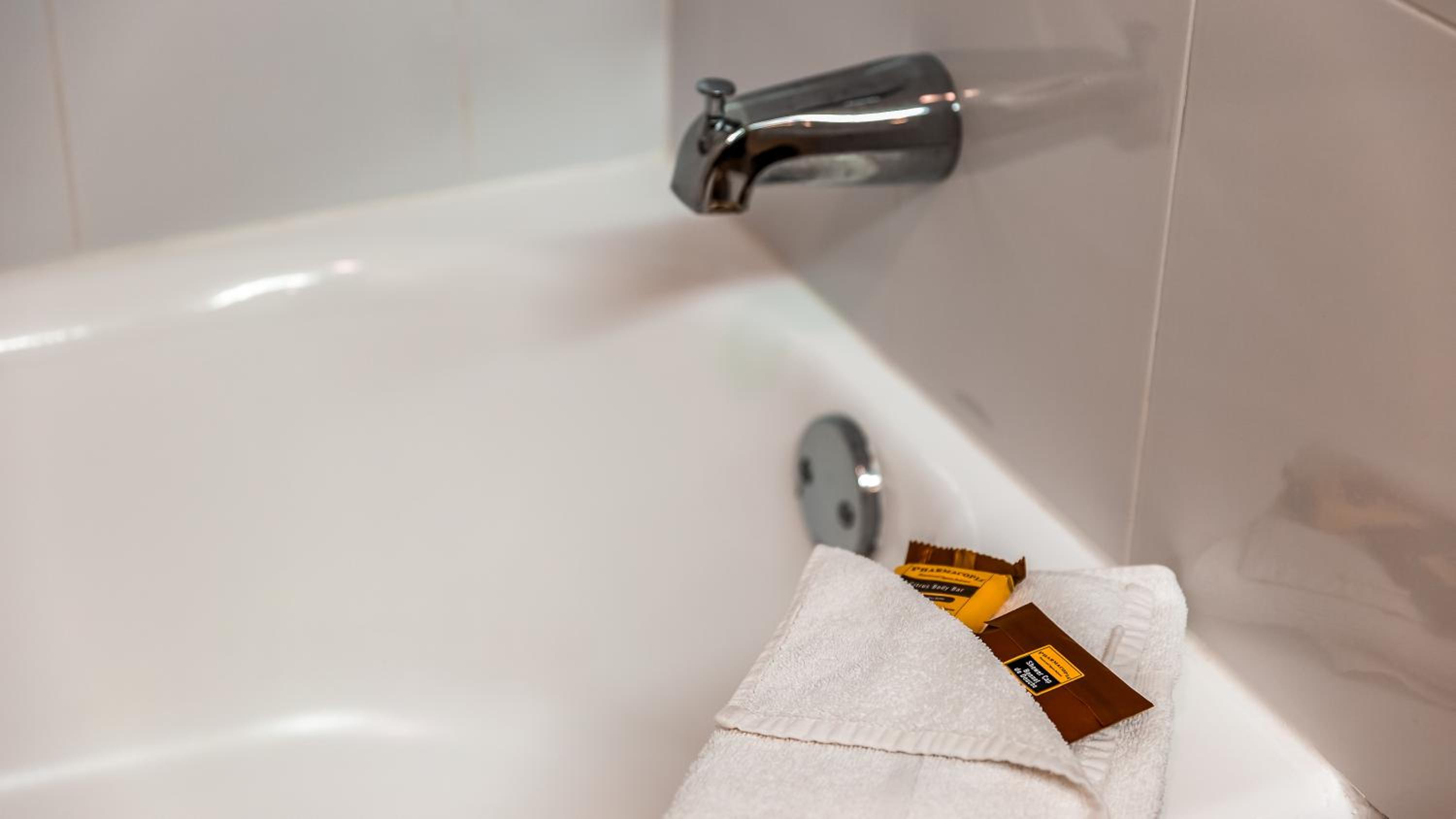 King Room - Disability Access Tub - Photo 5